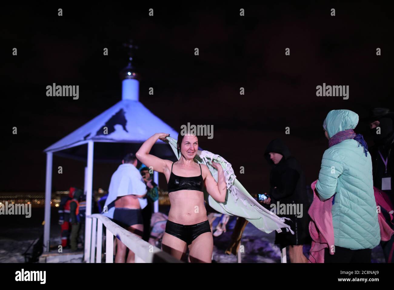 Femmes russes venant du bain de glace lors de la célébration de l'Epiphanie à Saint-Pétersbourg, Russie Banque D'Images