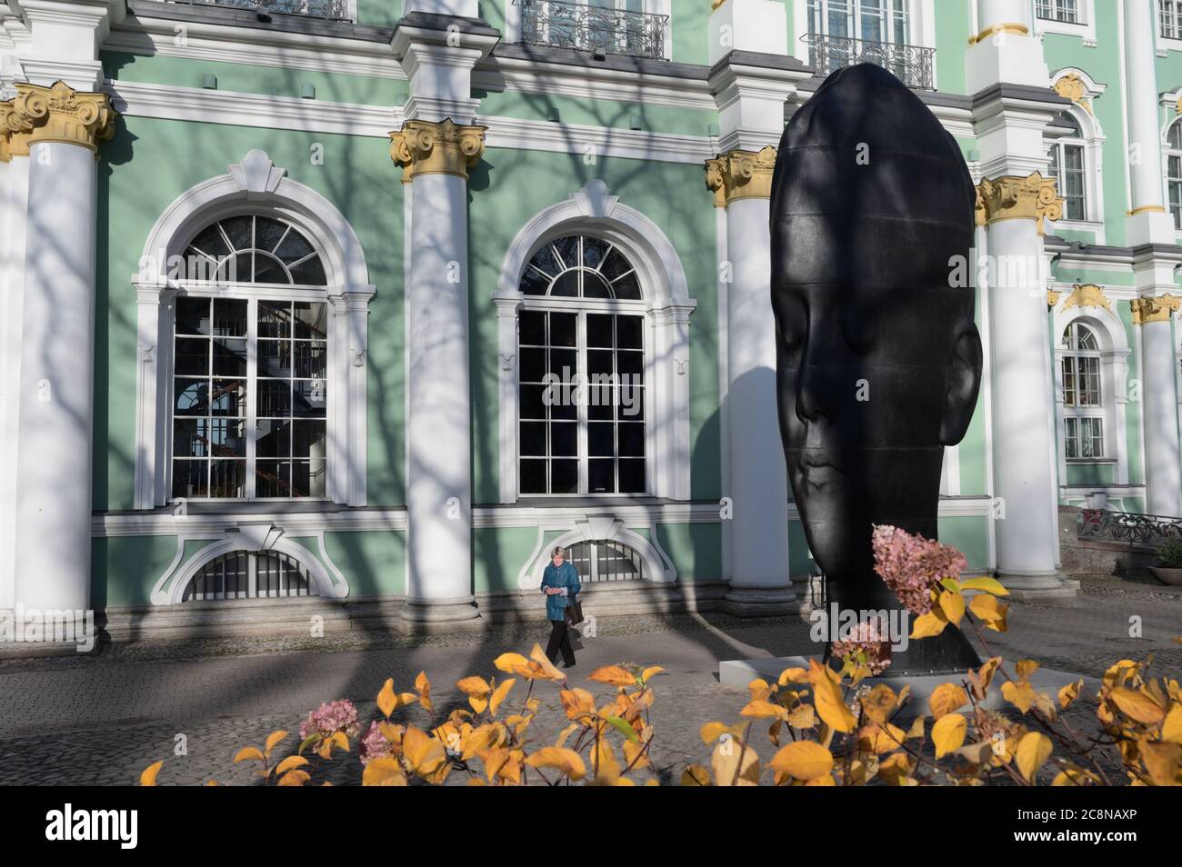 Sculpture Carlota par le sculpteur espagnol Jaume Plensa dans la cour du musée de l'Ermitage à Saint-Pétersbourg, Russie Banque D'Images