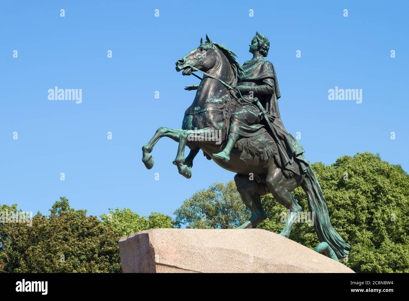 Sculpture de Pierre le Grand (l'Horseman de bronze) en gros plan le jour de juin ensoleillé. Saint-Pétersbourg, Russie Banque D'Images