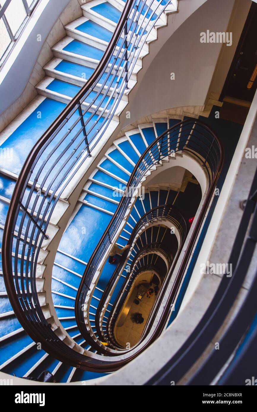 Vieux escalier en colimaçon bleu, escalier en colimaçon à l'intérieur d'une vieille maison à Budapest, Hongrie. Projet Budapest 100 Banque D'Images