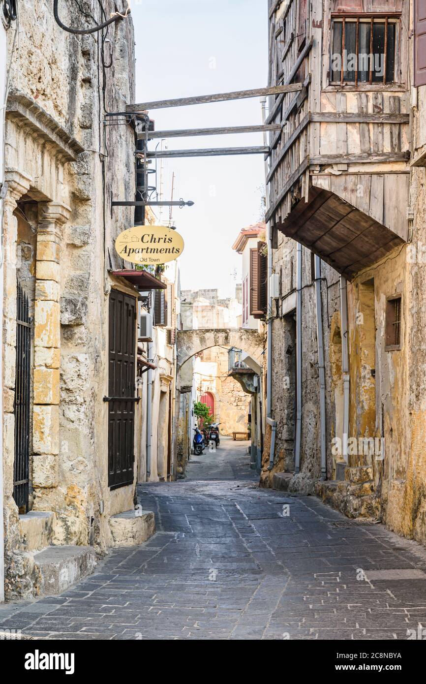 Étroites rues médiévales de la vieille ville de Rhodes, Rhodes, Dodécanèse, Grèce Banque D'Images