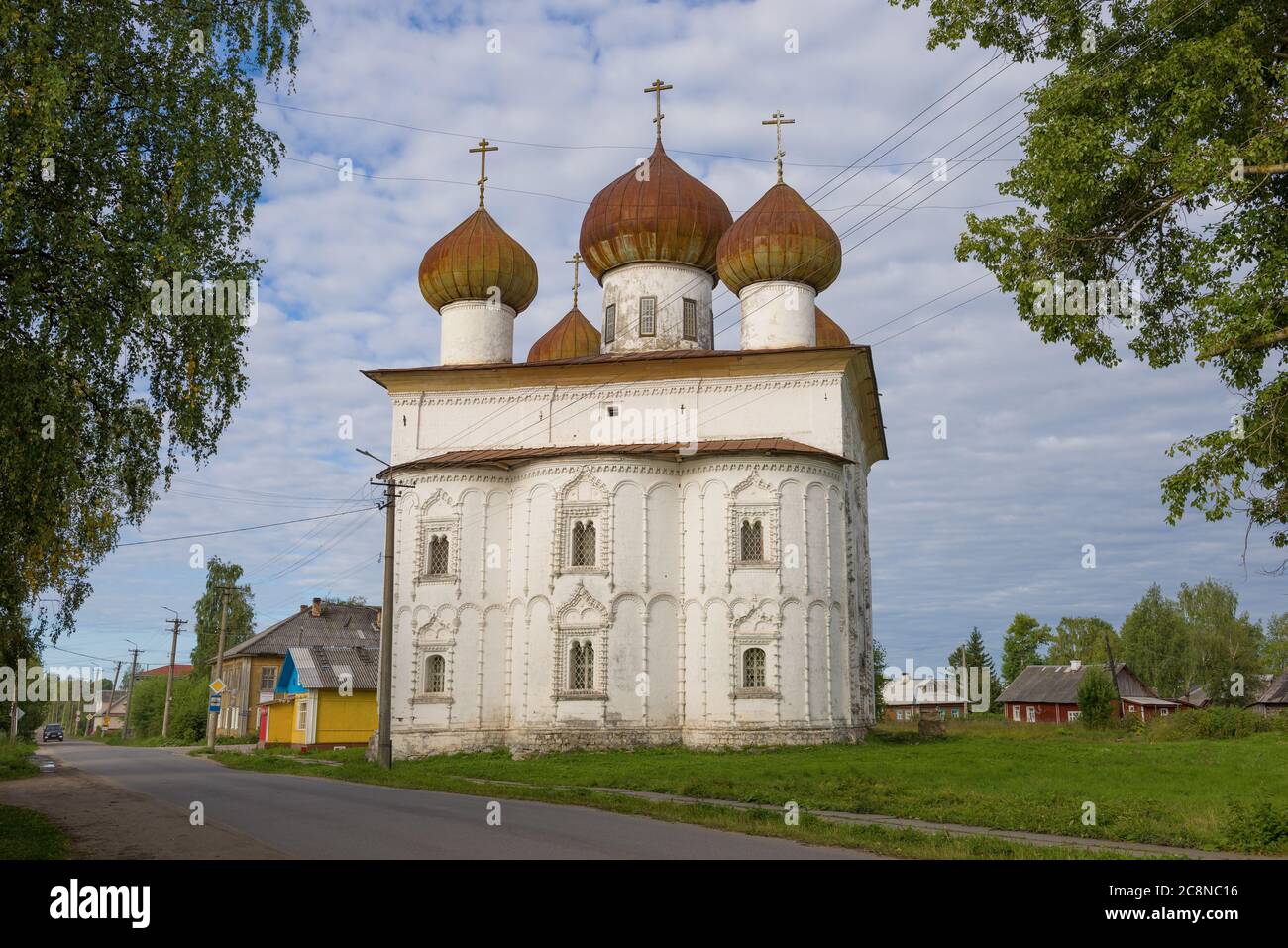 L'église de l'Annonciation est très proche le matin d'août. Kargopol, Russie Banque D'Images