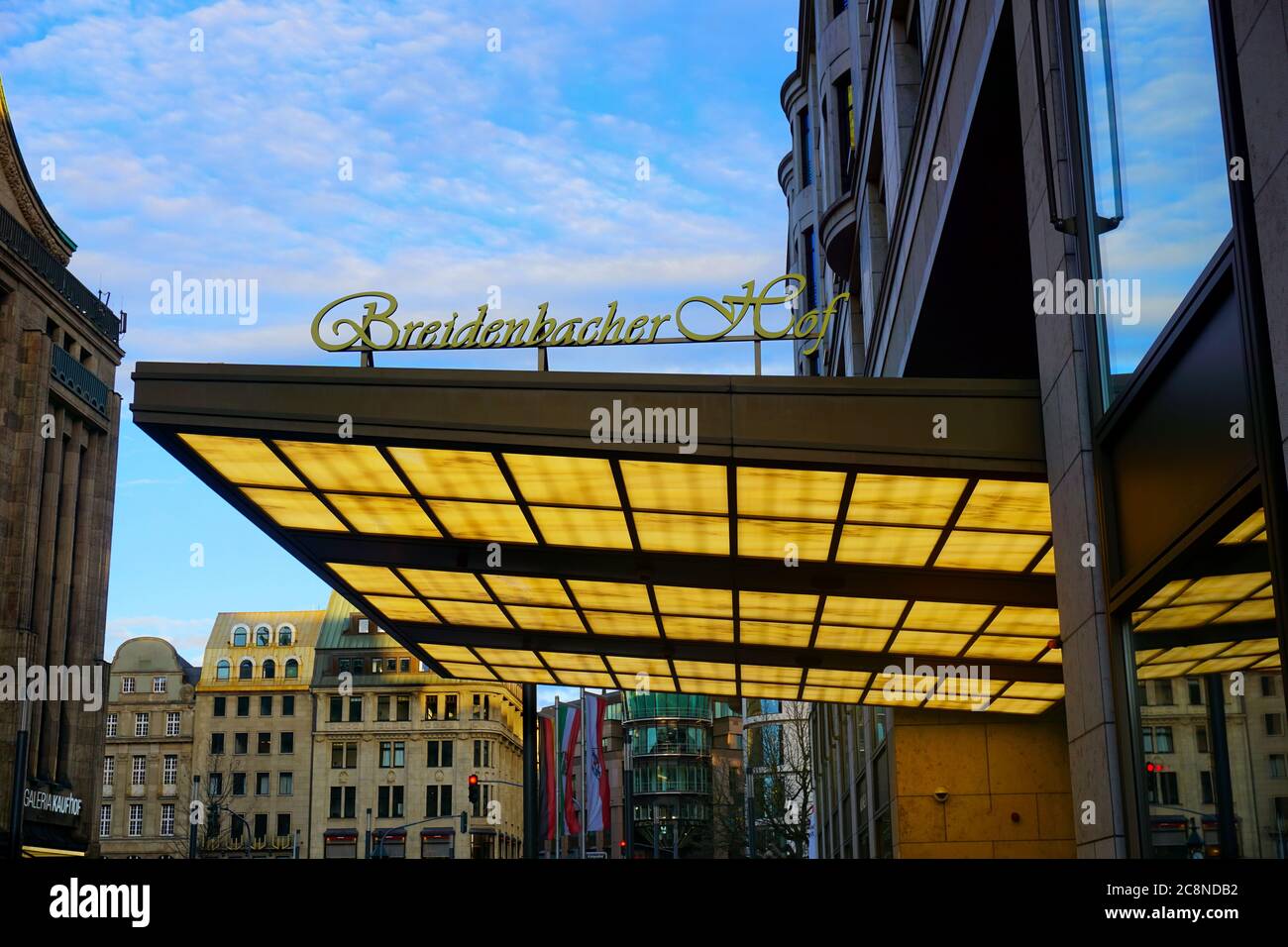 Vue latérale du toit d'entrée en verre jaune de l'hôtel 5 étoiles „Breidenbacher Hof“ sur Königsallee. L'hôtel a une tradition de plus de 200 ans. Banque D'Images
