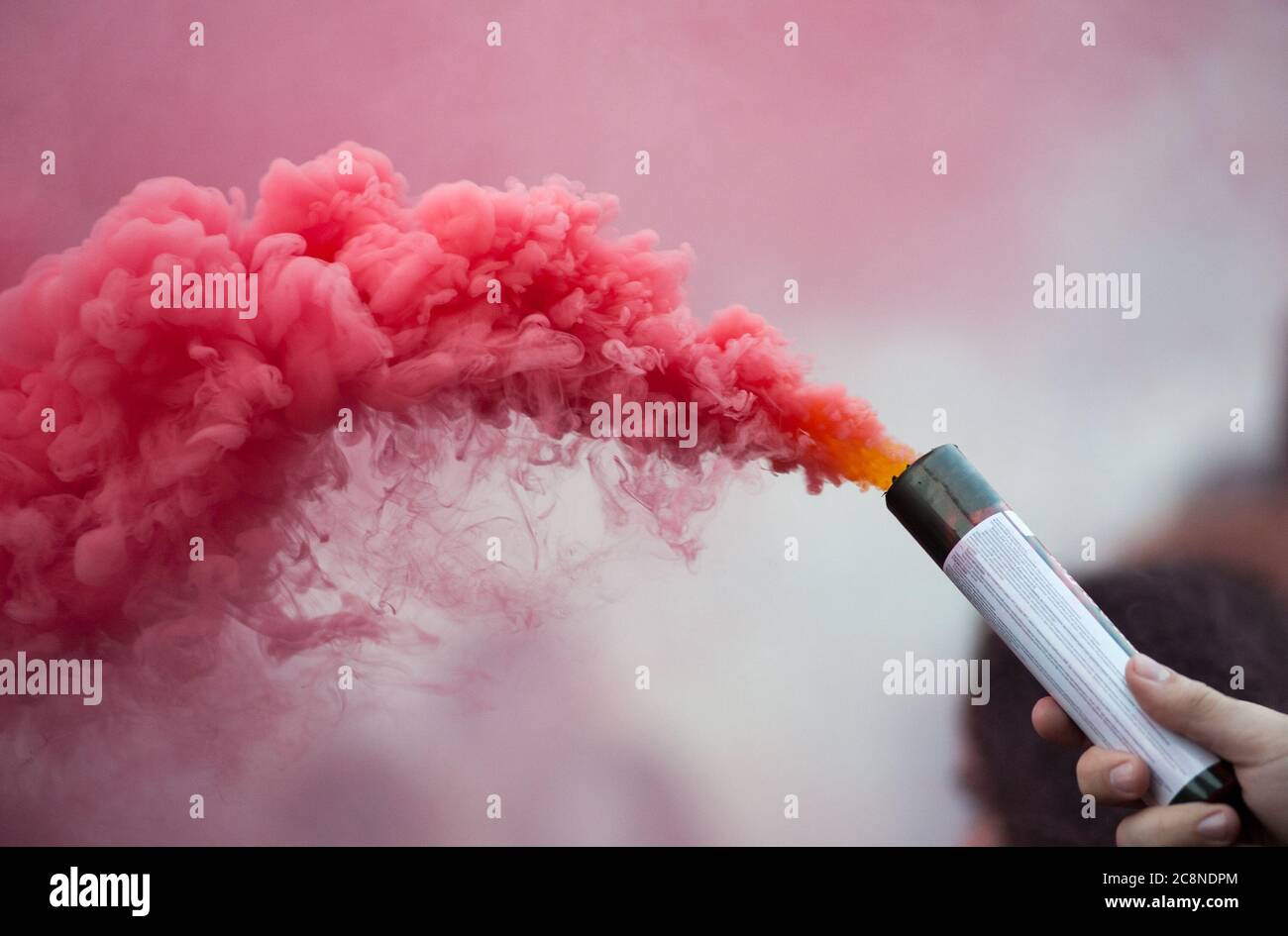 bombe de fumée de couleur rose dans la main humaine Banque D'Images