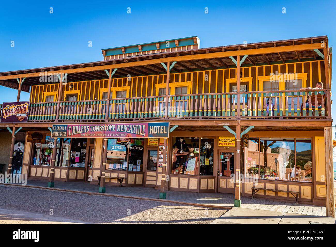 Tombstone, Arizona, États-Unis - 2 mars 2019 : vue du matin sur le Mercantile Tombstone de T. Miller, sur Allen Street, dans le célèbre quartier historique de la vieille ville de l'Ouest Banque D'Images