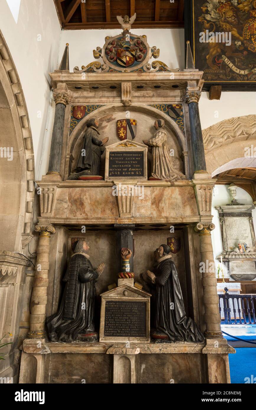 Mémorial de la famille Fitzherbert dans l'ancienne église de St Mary's, Tissington, Derbyshire, Angleterre. Banque D'Images