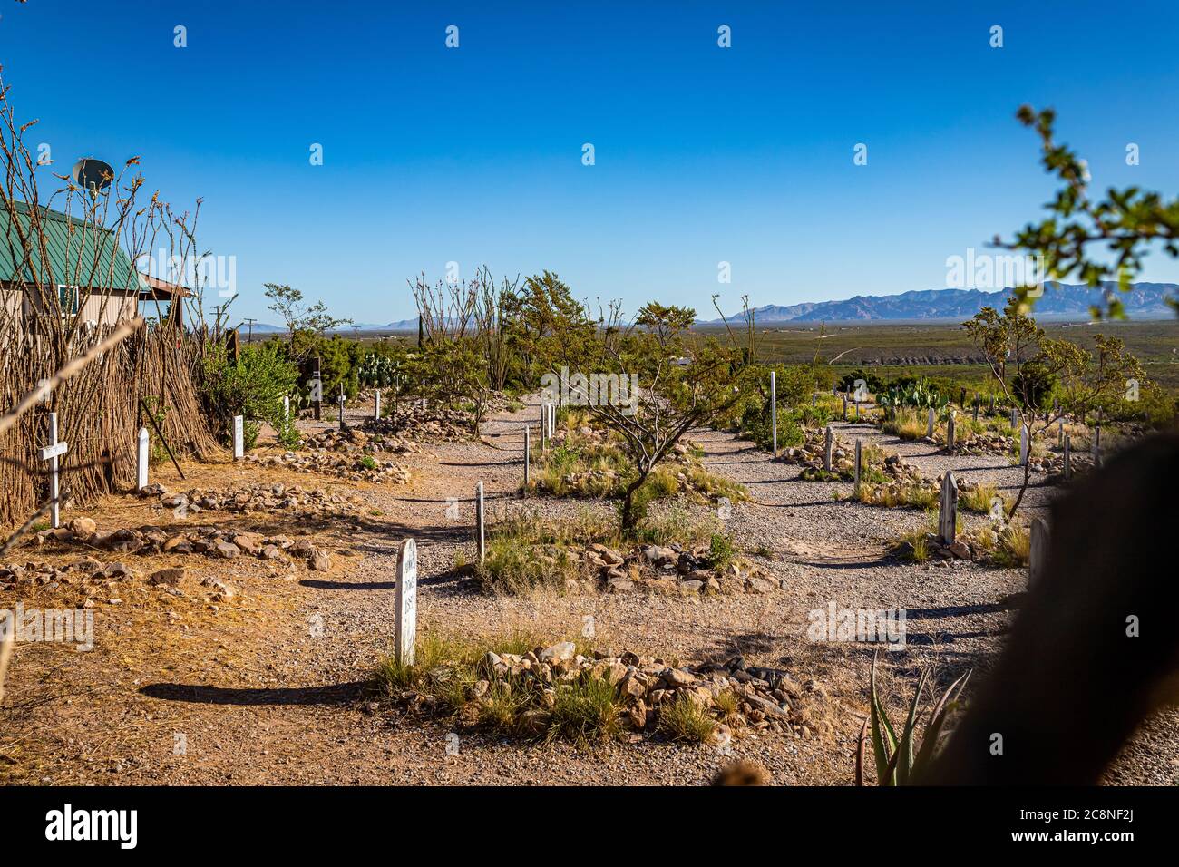 Tombstone, Arizona, États-Unis - 2 mars 2019 : vue du matin sur la ligne de pierres à tête du célèbre cimetière de Boot Hill. Banque D'Images