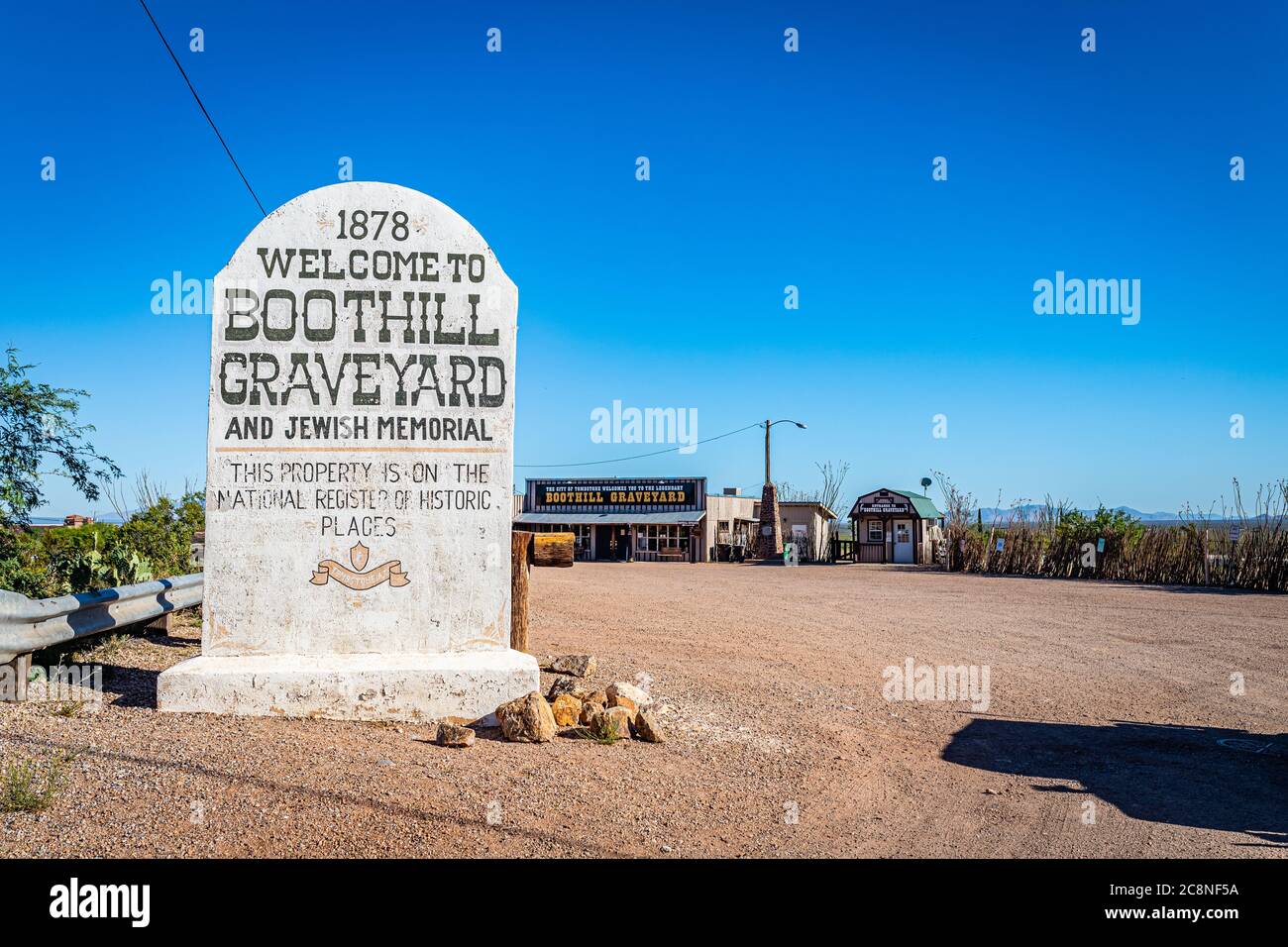 Tombstone, Arizona, Etats-Unis - 2 mars 2019 : vue du matin sur le panneau d'entrée et le parking du célèbre cimetière Boot Hill. Banque D'Images