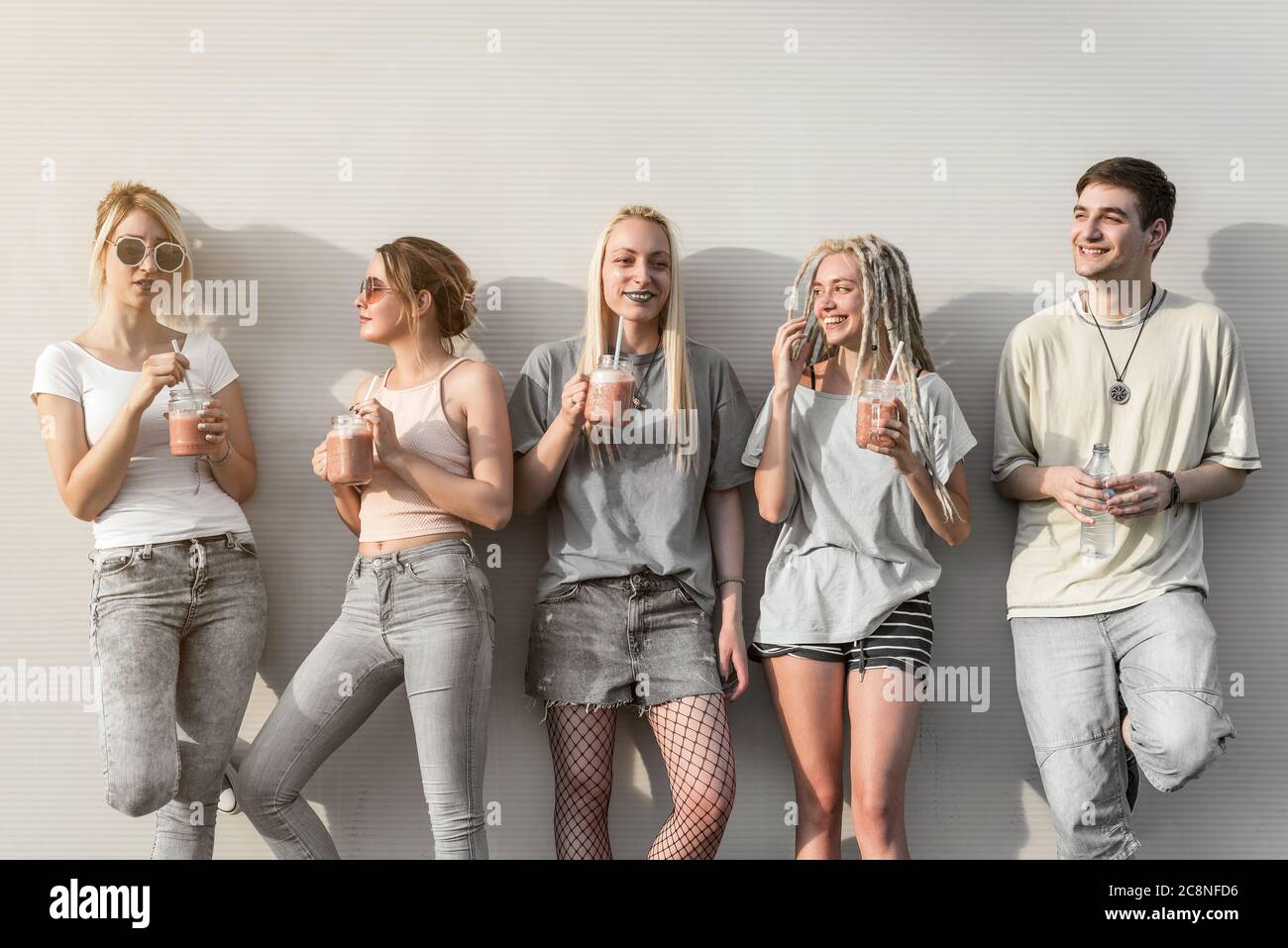 Groupe de jeunes qui s'amusent et boivent des smoothies Banque D'Images