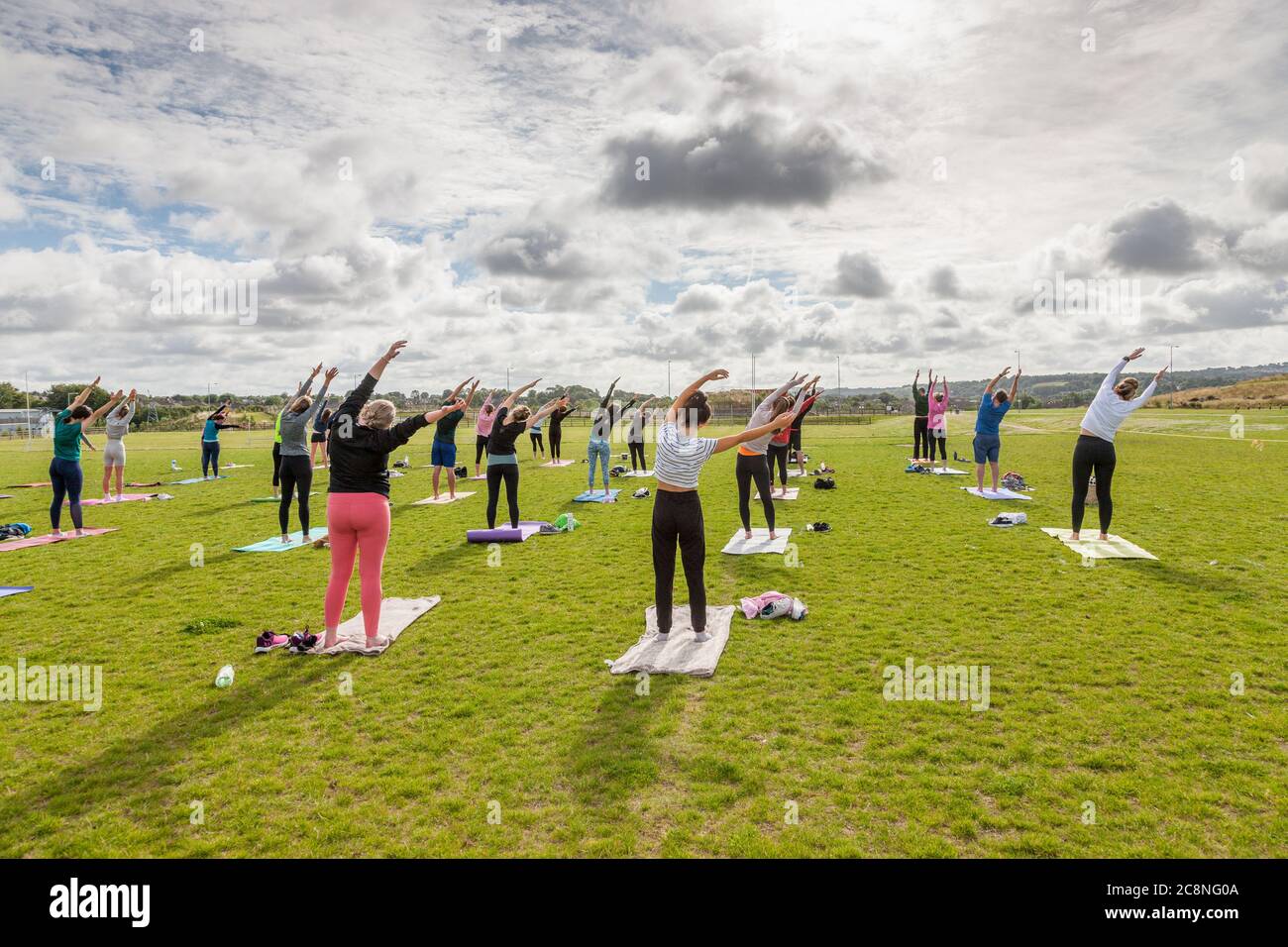 Cork, Cork, Irlande. 26 juillet 2020. Les participants qui ont participé à une collecte de fonds en plein air de yoga cours qui a été dirigé par Yoga Republic avec des recettes en aide à Dog action Welfare au Tramore Valley Park, Cork, Irlande. - crédit; David Creedon / Alamy Live News Banque D'Images