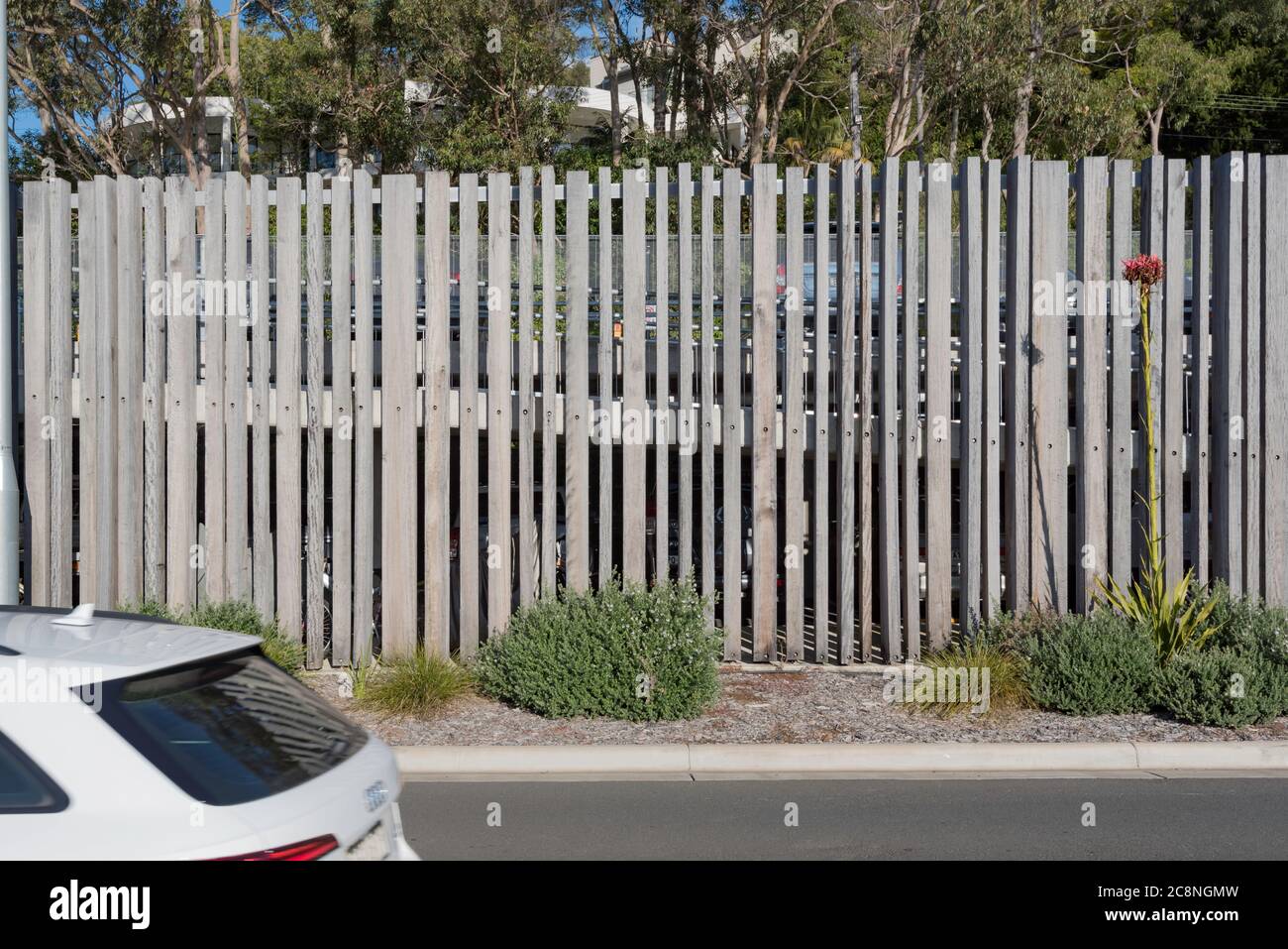 Le parking de Church point, Sydney conçu et construit en 2018 par Ward Group utilise du bois vertical d'eucalyptus pour se fondre naturellement dans son environnement Banque D'Images