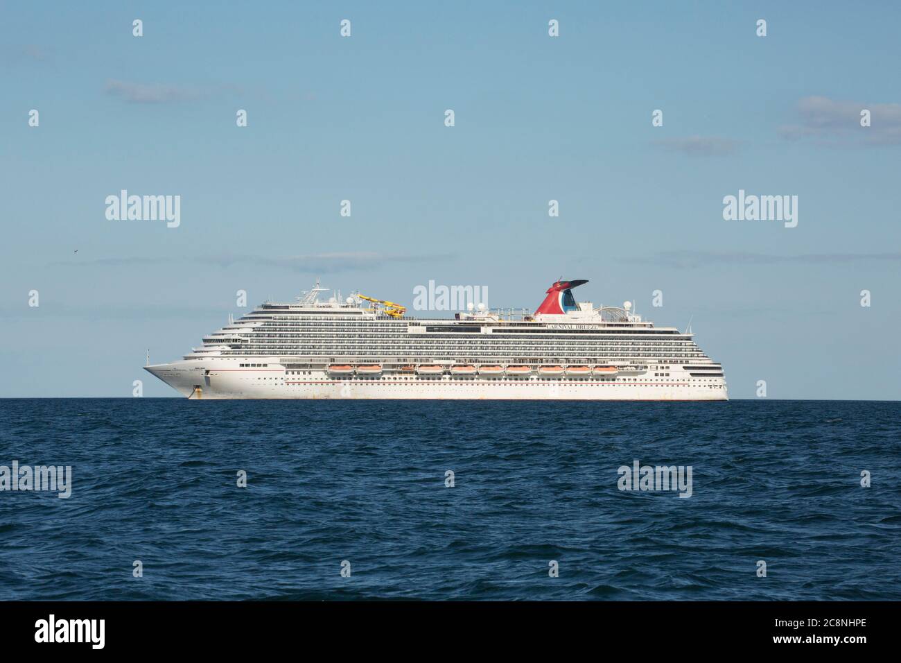 Le navire de croisière Carnival Breeze s'est ancré au large de la côte sud du Devon pendant l'épidémie de coronavirus. Devon Angleterre Royaume-Uni GB Banque D'Images