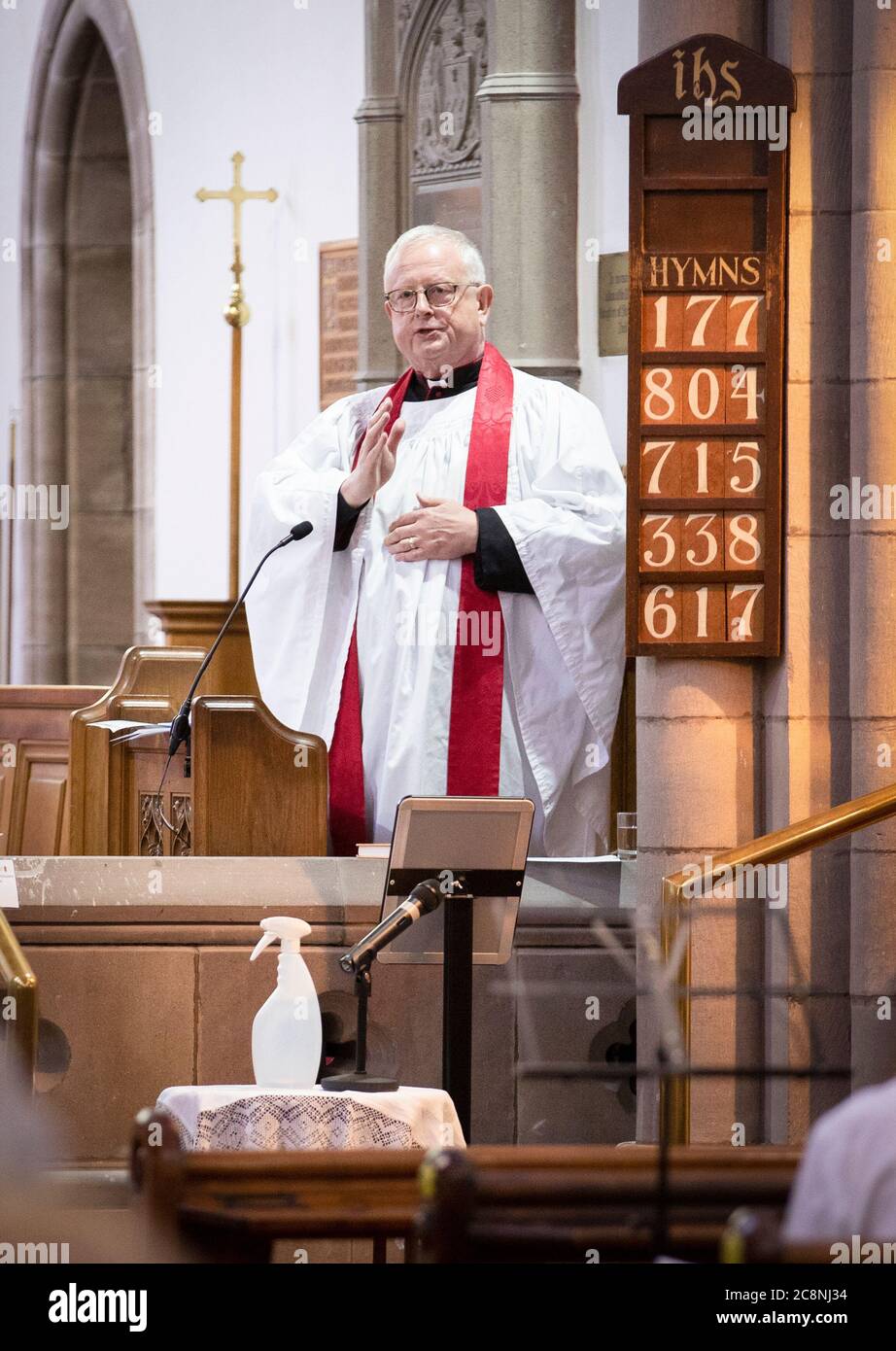 Le rév Canon Joe Morrow lors du premier service de baptême post-verrouillage dans l'église épiscopale écossaise de Magnus Hutchwaite, 11 mois, à St James la Grande église de Stonehaven. Banque D'Images