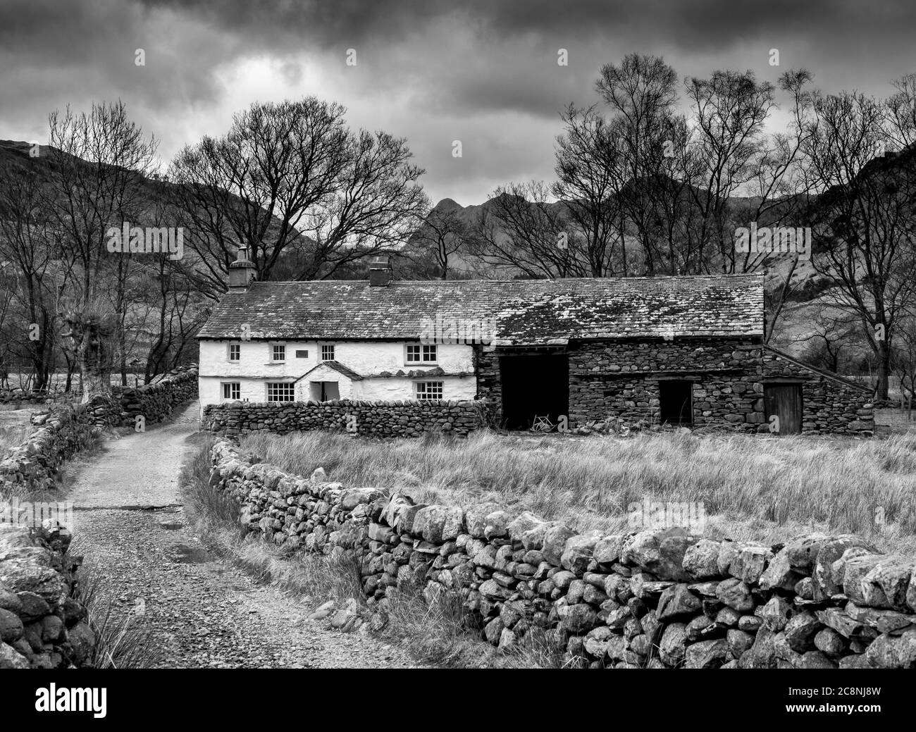 Un cottage en pierre blanche dans la petite vallée de Langdale. Banque D'Images