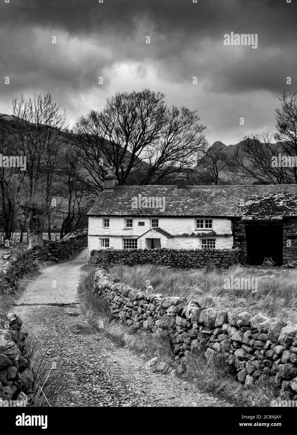 Un cottage en pierre blanche dans la petite vallée de Langdale. Banque D'Images