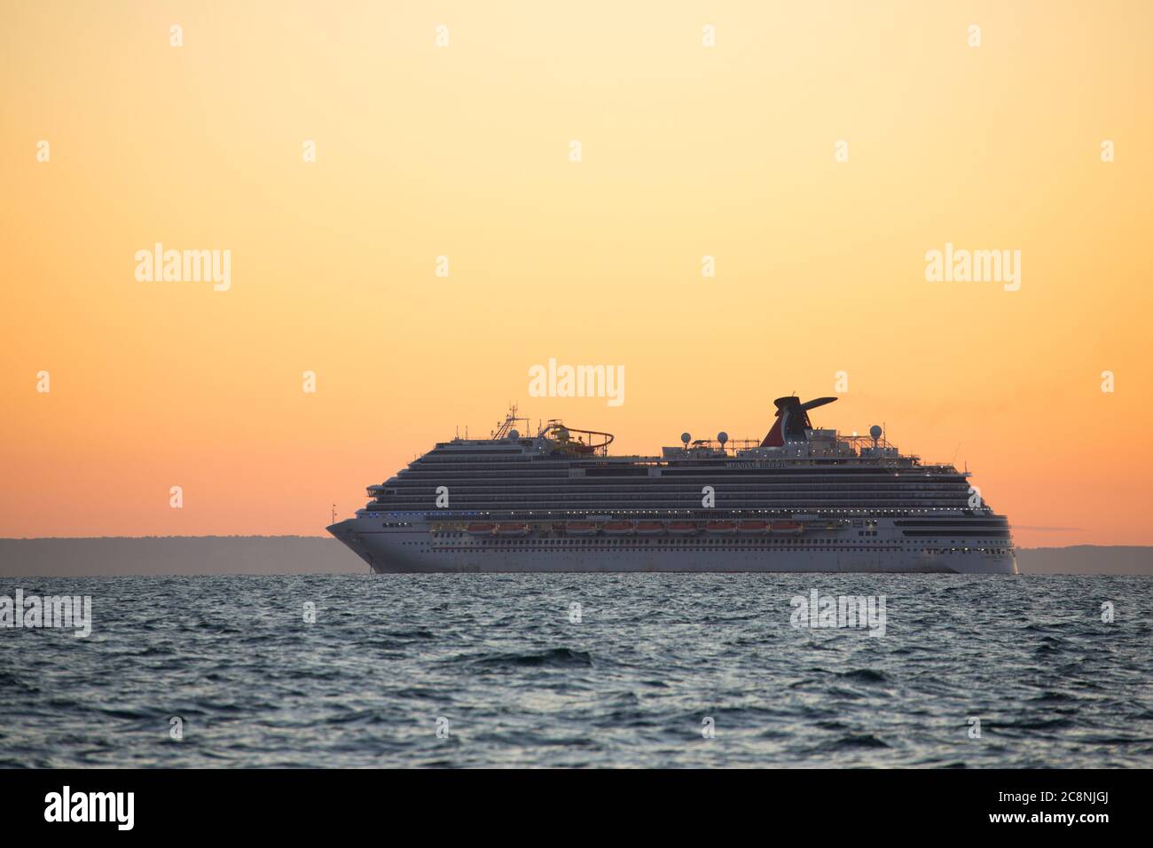 Le navire de croisière Carnival Breeze s'est ancré au large de la côte sud du Devon pendant l'épidémie de coronavirus. Devon Angleterre Royaume-Uni GB. Banque D'Images