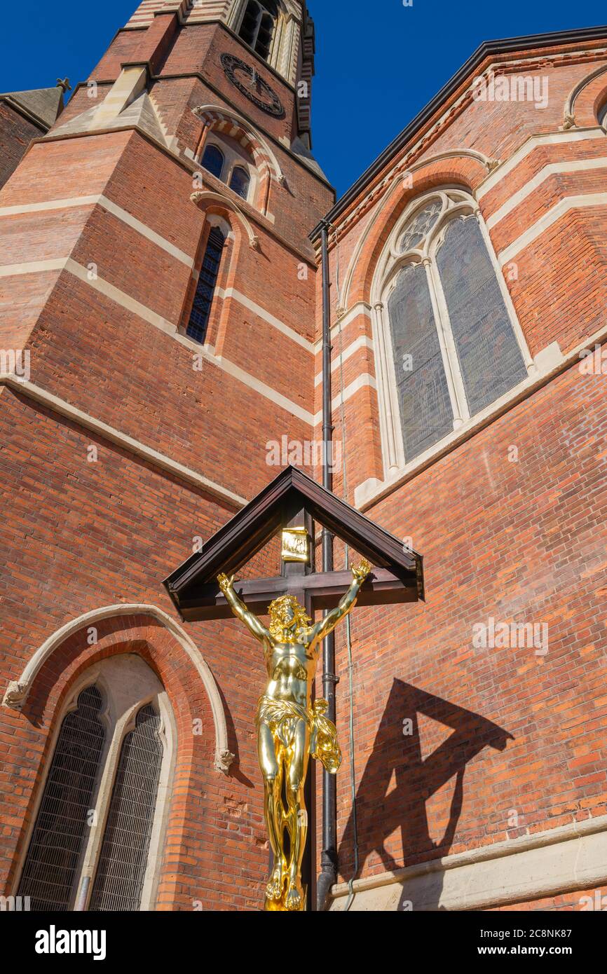 L'église St Mary Magdalene de Paddington, Londres, s'est achevée dans les années 1870 dans des bidonvilles. Mémorial de la première Guerre mondiale du Christ (fonte et doré) sur croix en bois. Banque D'Images