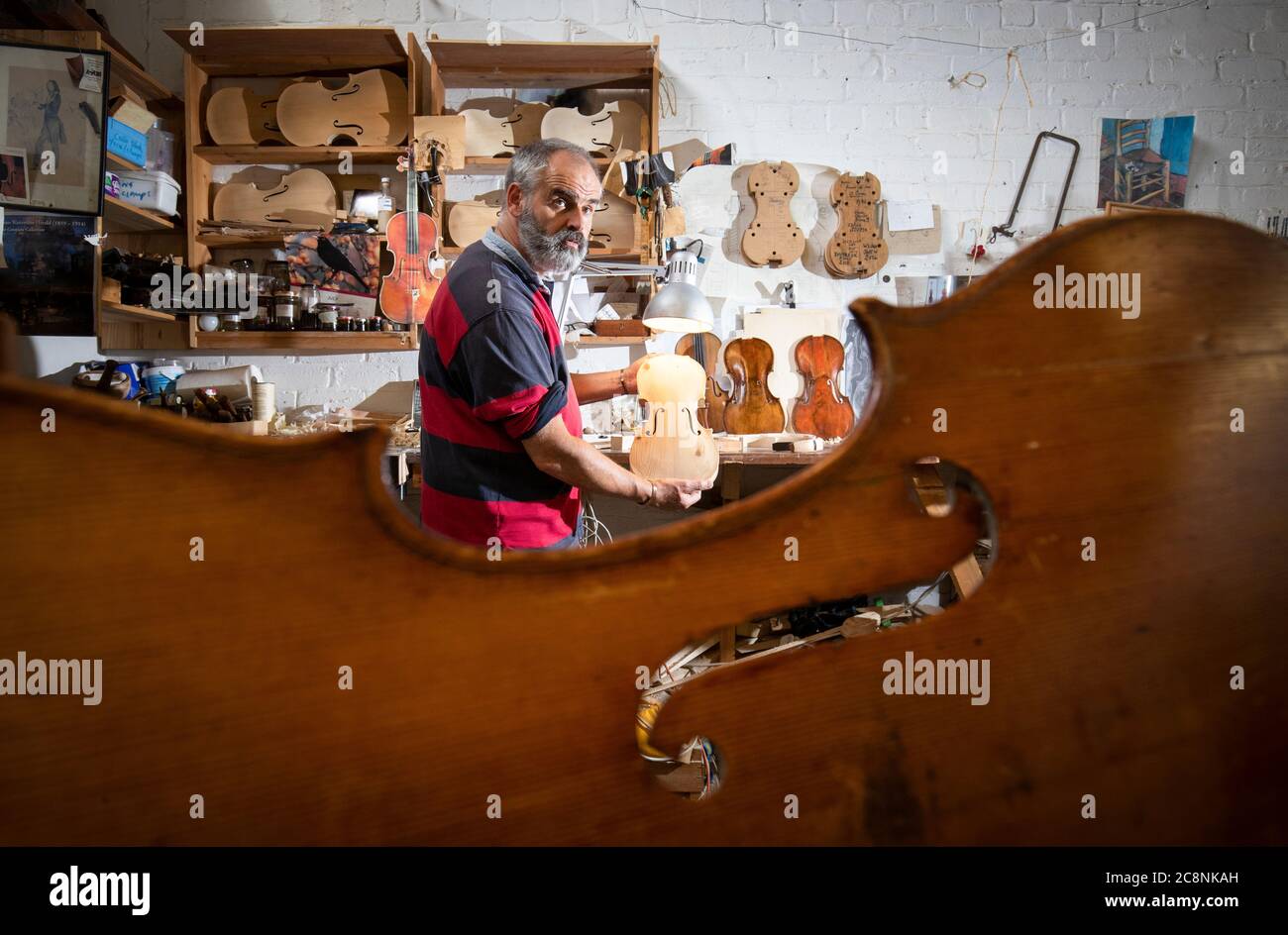 Luthier Steve Burnett, dans son atelier de Haymarket, Édimbourg, apporte la touche finale à un violon unique sur lequel il travaille pendant son confinement en hommage à l'écrivain Robert Louis Stevenson et pour souligner le 170e anniversaire depuis la naissance de l'auteur d'Édimbourg, célèbre dans le monde entier. Banque D'Images