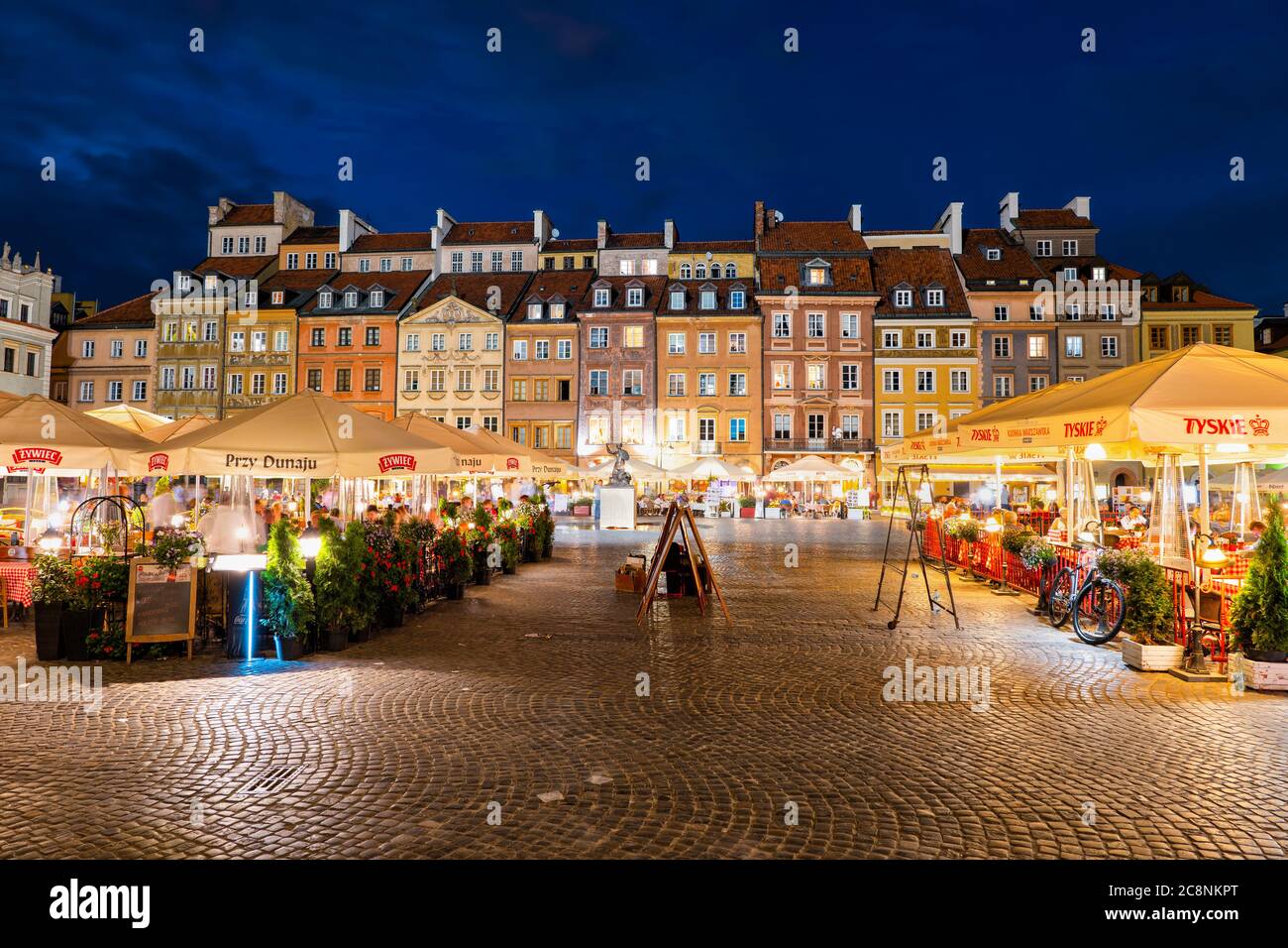 Varsovie, Pologne - 31 mai 2019 : maisons et tables de restaurant en plein air sur la place du marché de la vieille ville la nuit dans le centre historique de la capitale Banque D'Images