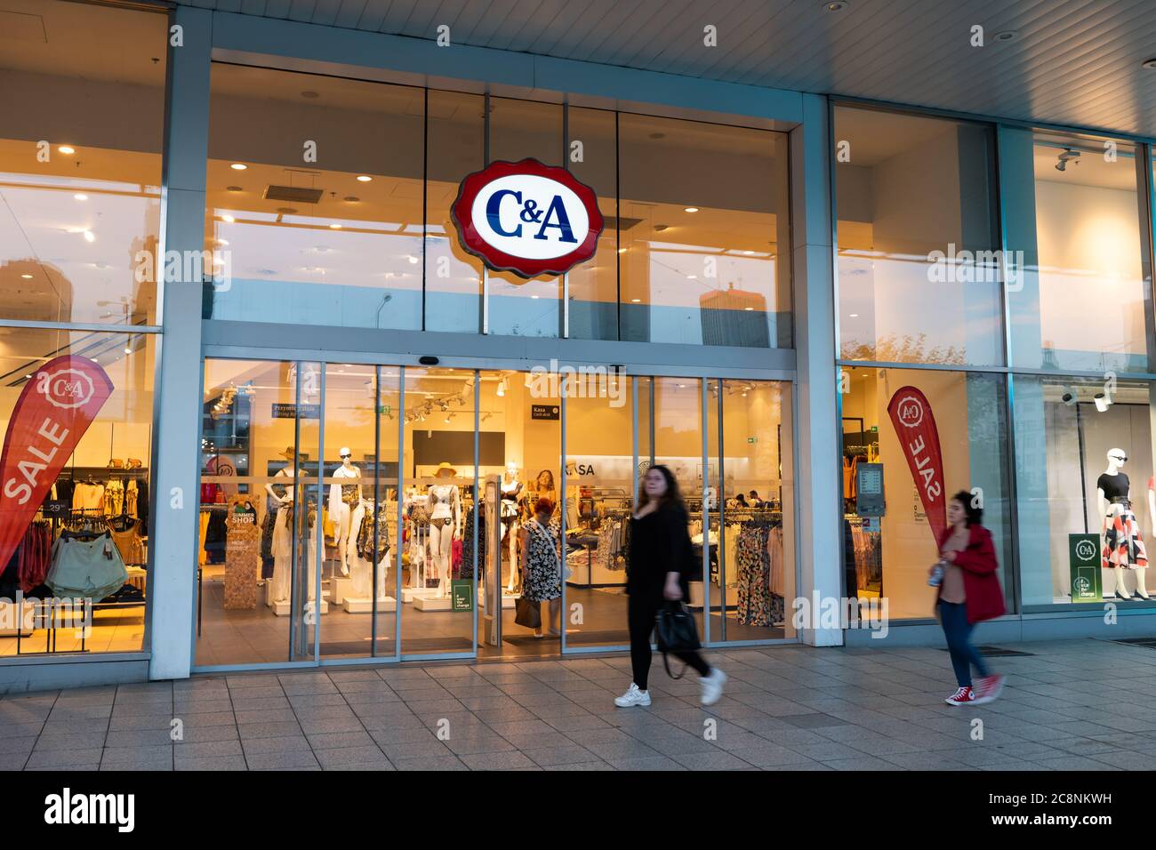 Varsovie, Pologne - 18 juin 2020 : entrée de nuit à C&A, magasin de vêtements au détail dans le centre-ville Banque D'Images