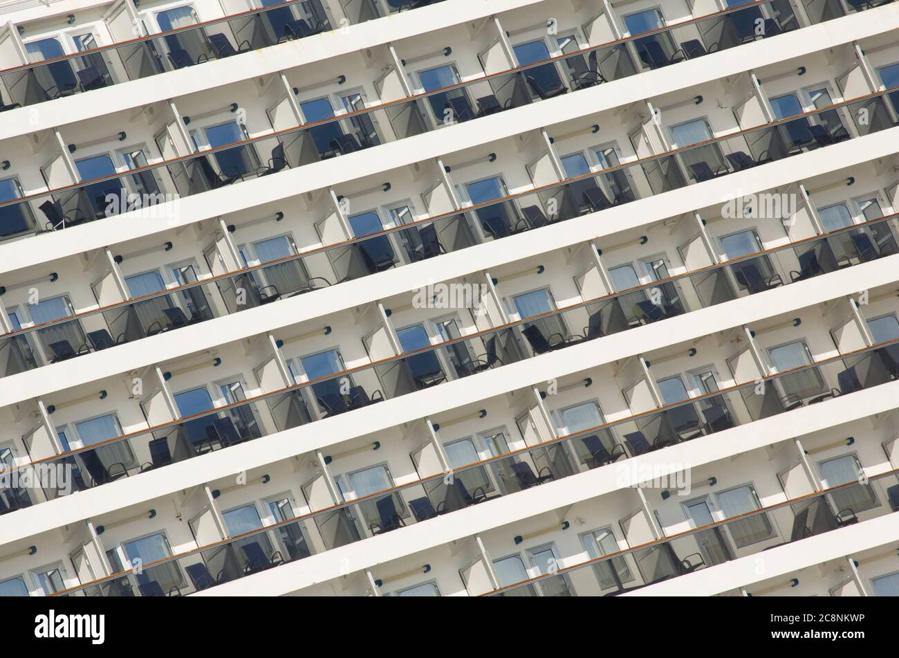 Des chalets vides sur le bateau de croisière Carnival Magic, ancrés au large de la côte sud du Devon pendant l'épidémie de coronavirus. Devon Angleterre Royaume-Uni GB Banque D'Images