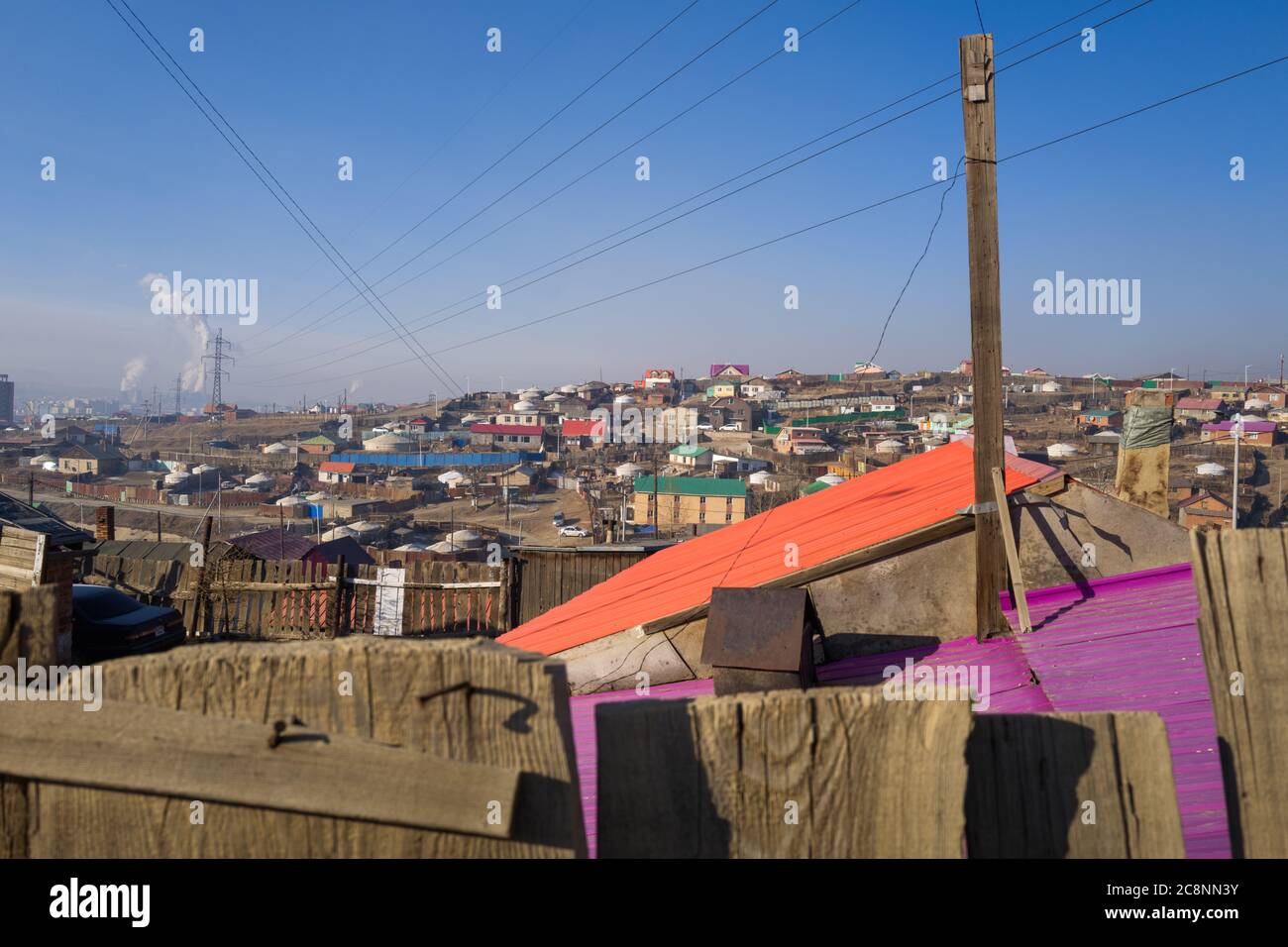 Toits colorés, câbles télégraphiques, pollution à Oulan Bataar / Oulan Bator, Mongolie. Banque D'Images
