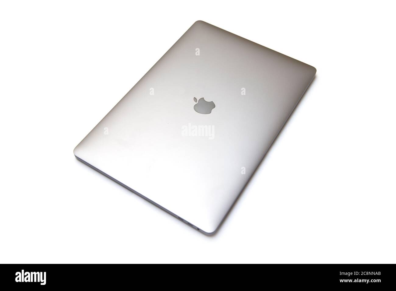BELGRADE, SERBIE - 18 JUILLET 2020 : ordinateur MacBook isolé sur blanc. Le MacBook est une marque d'ordinateurs portables fabriqués par Apple Inc Banque D'Images