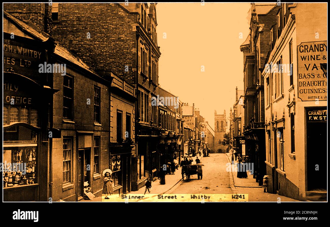 Carte postale victorienne montrant une vue historique de Skinner Street Whitby, North Yorkshire, Royaume-Uni, montrant Skinner Street avec l'hôtel Granby (à droite) ; bureau des brasseries de Scarborough et Whitby (à gauche) et boulangers de Botham (où se trouve le chariot), en regardant au sud Banque D'Images