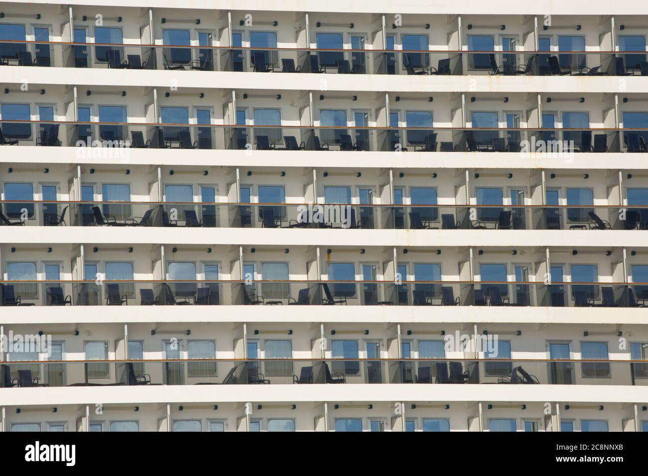Des chalets vides sur le bateau de croisière Carnival Magic, ancrés au large de la côte sud du Devon pendant l'épidémie de coronavirus. Devon Angleterre Royaume-Uni GB Banque D'Images