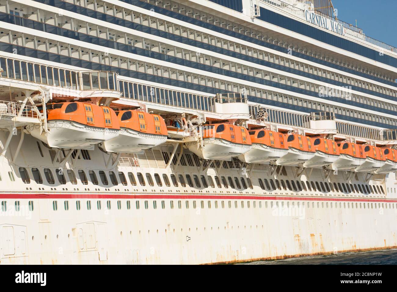 Des bateaux de sauvetage à bord du bateau de croisière Carnival Magic ont été ancrés au large de la côte sud du Devon pendant l'épidémie du coronavirus. Devon Angleterre Royaume-Uni GB Banque D'Images