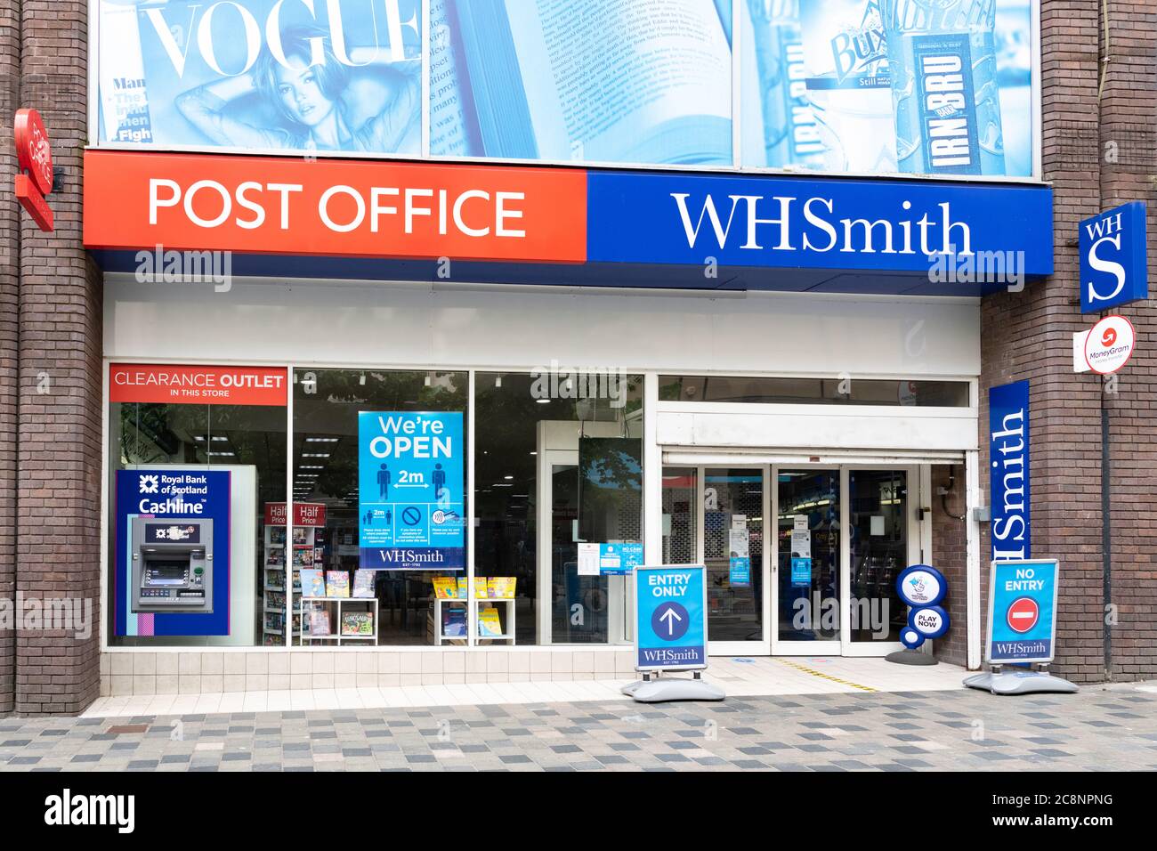 WH Smith et l'atelier de poste ouvert pendant le confinement en cas de pandémie du coronavirus, Sauchiehall Street, Glasgow, Écosse, Royaume-Uni Banque D'Images