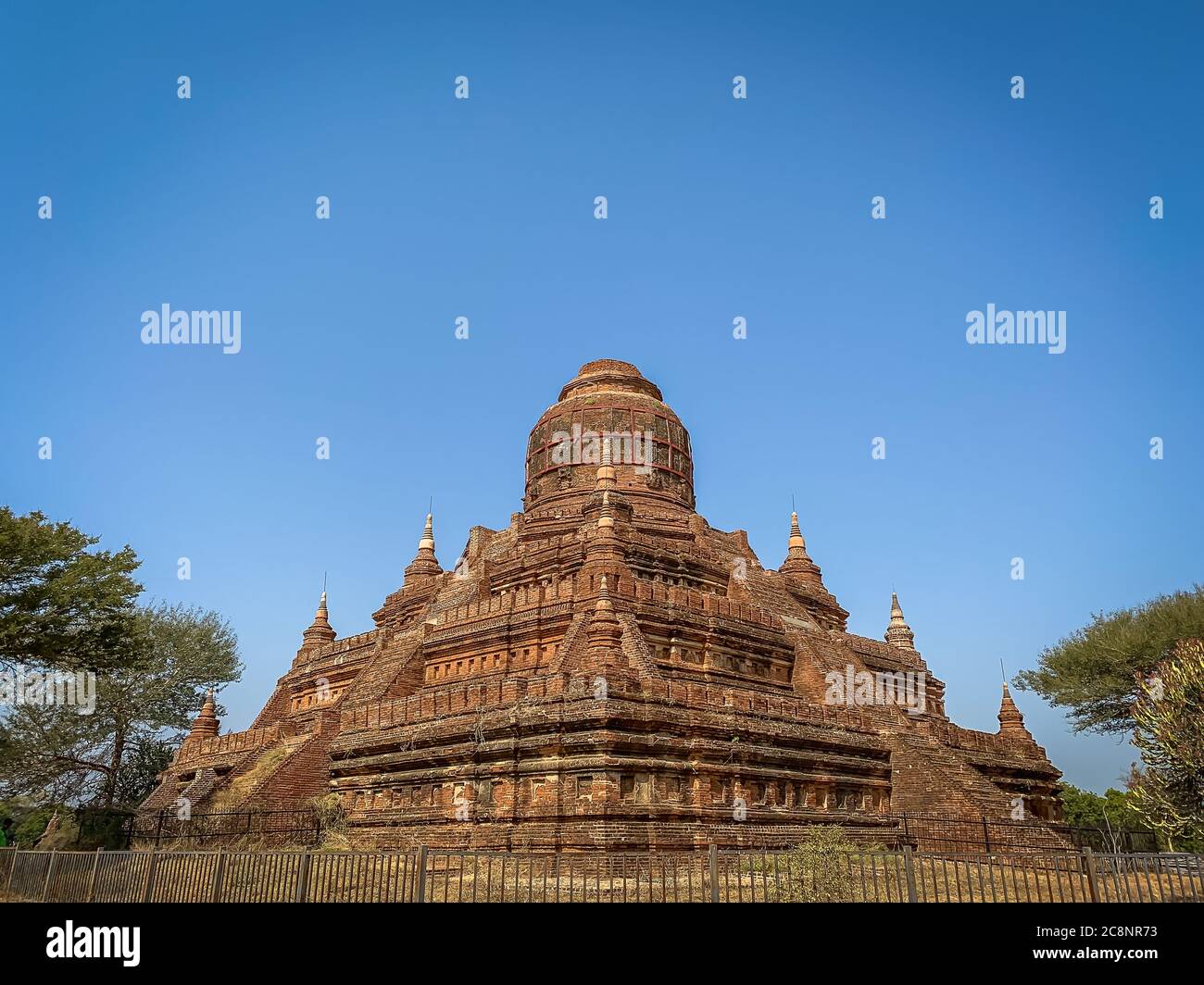 Ancienne Pagode de Mingalazedi, ou la 'Bénédiction Stupa' dans le Vieux Bagan, au Myanmar. Stupa en forme de pyramide dans un paysage boisé avec fond bleu ciel Banque D'Images
