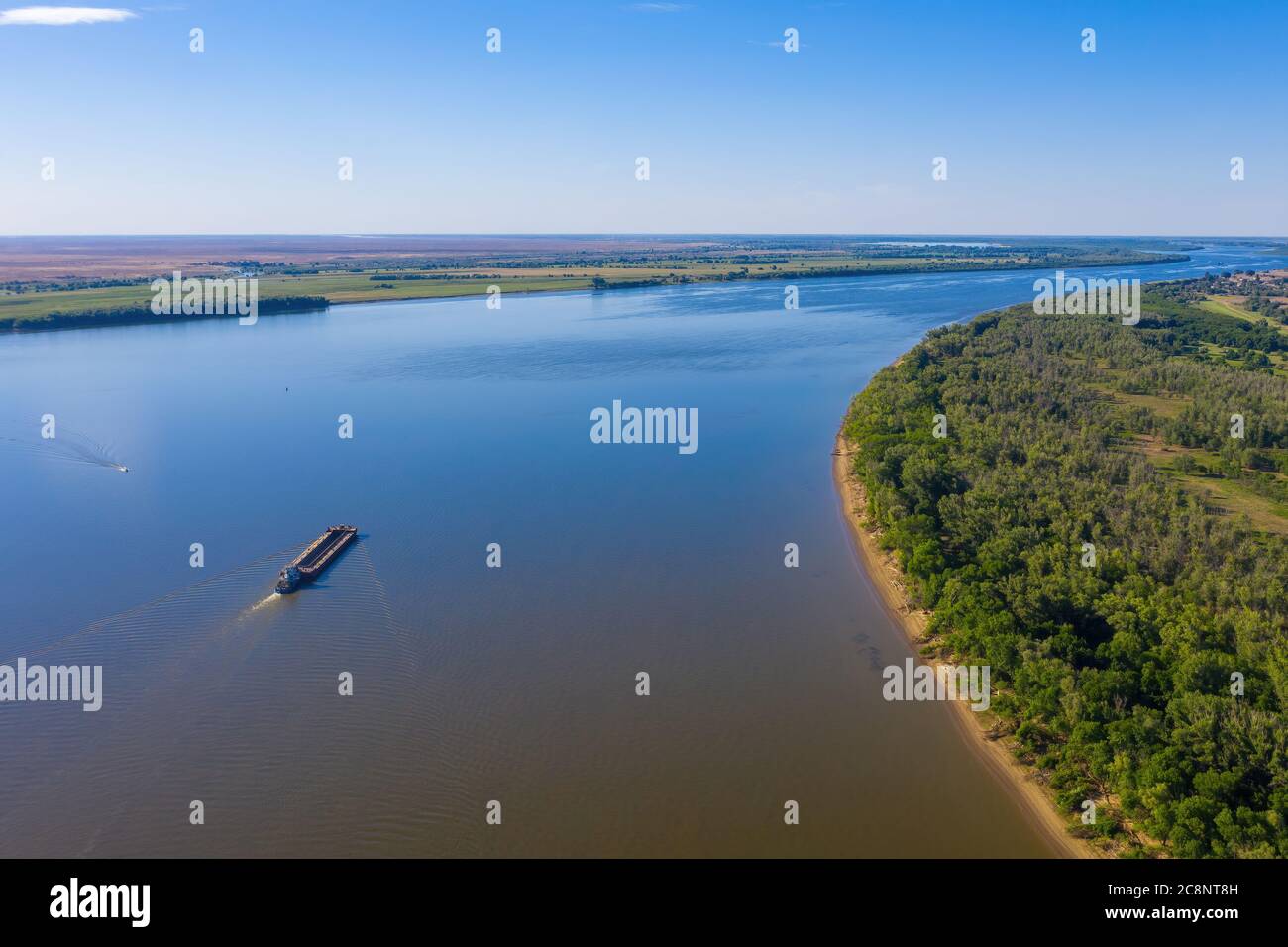 Une barge ou un navire de cargaison sèche va en amont de la Volga près d'Astrakhan. Photographie aérienne. Photo de haute qualité Banque D'Images