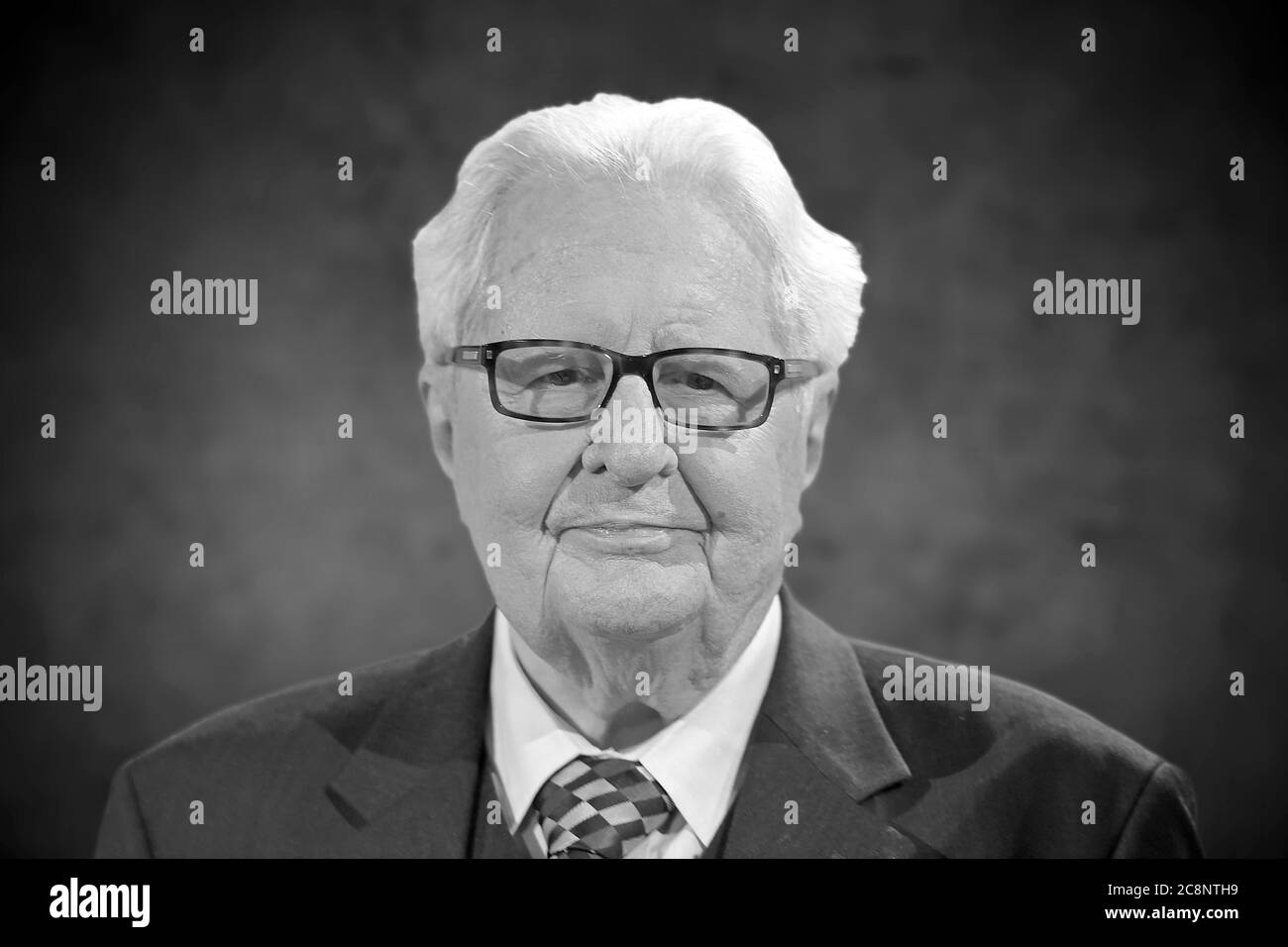 Munich, Allemagne. 26 juillet 2020. PHOTO ASSEMBLÉE: L'ancien président du SPD Hans-Jochen Vogel est mort. Il est mort à Munich à l'âge de 94 ans et a succombé à la maladie de Parkinson. Archive photo: Hans Jochen VOGEL, ancien politicien SPD, image individuelle rognée, motif unique, portrait, portrait, portrait. « People at Maischberger », talk show, 10 avril 2014. | utilisation dans le monde crédit : dpa/Alay Live News Banque D'Images