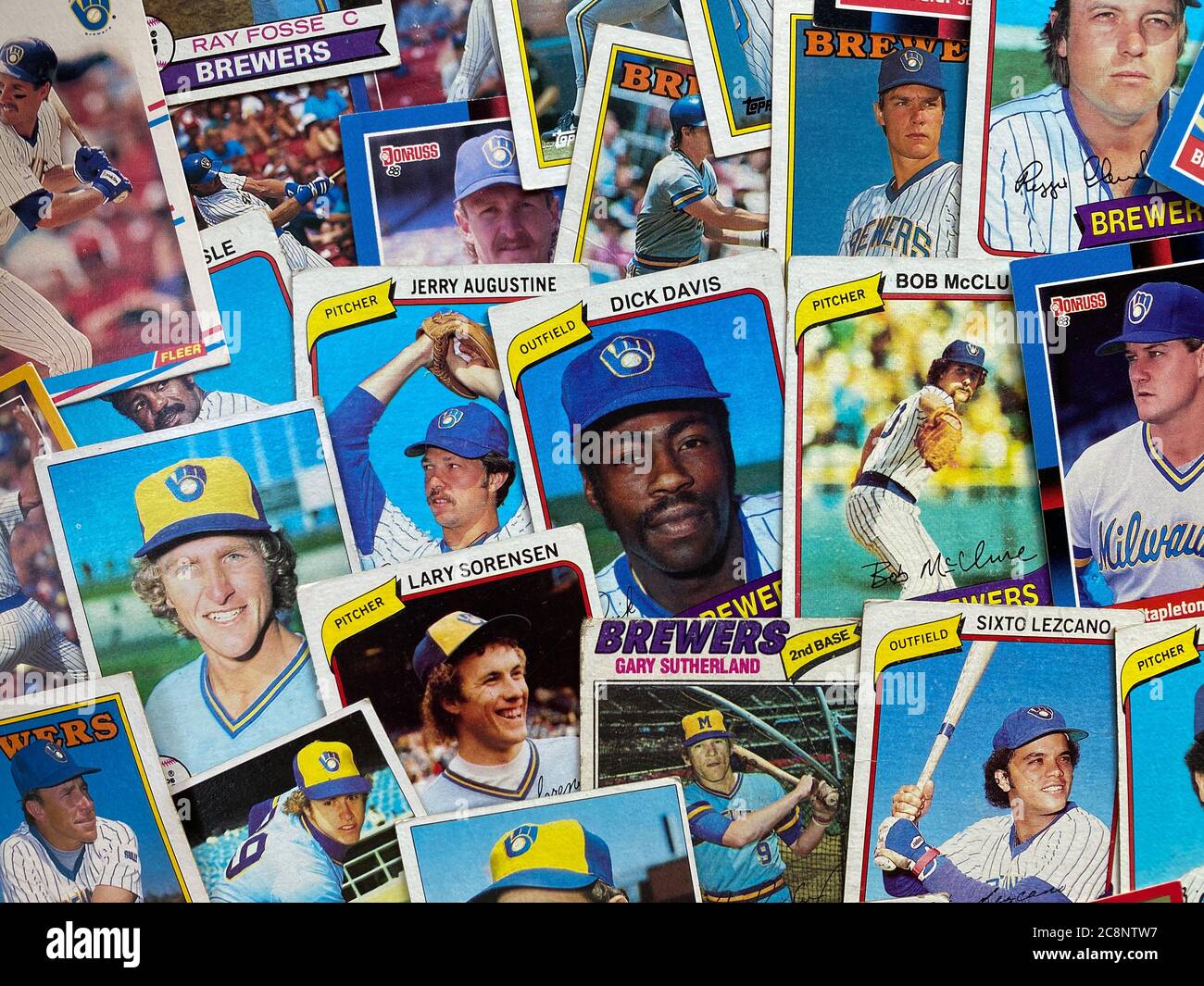 WOODBRIDGE, NEW JERSEY - Juy 25, 2020: Une collection de cartes de baseball des Milwaukee Brewers de Doruss, Fleer, et Topps Banque D'Images