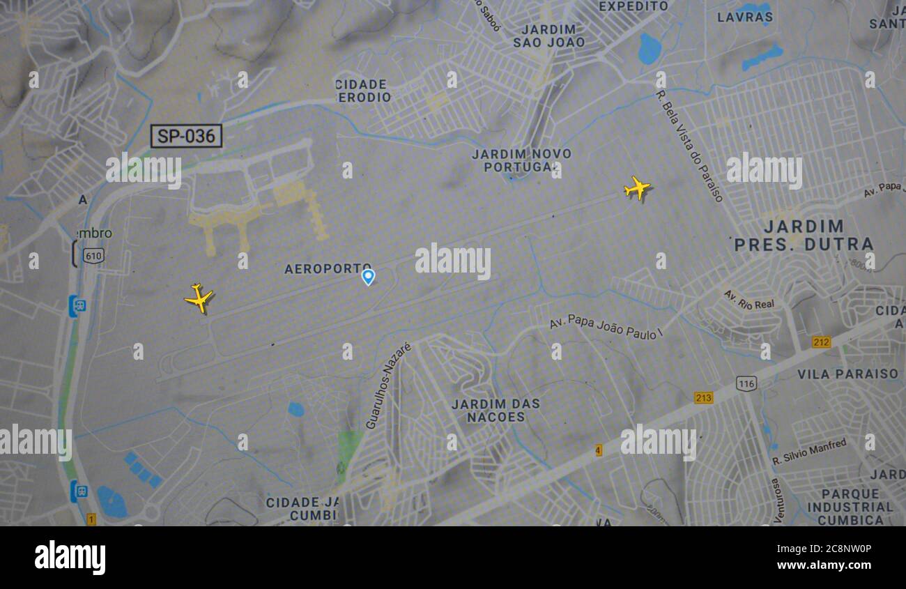 Trafic aérien au-dessus de l'aéroport de Guarulhos (24 juillet 2020, UTC 17.09), sur Internet avec le site de Flightracar 24, pendant la pandémie du coronavirus Banque D'Images