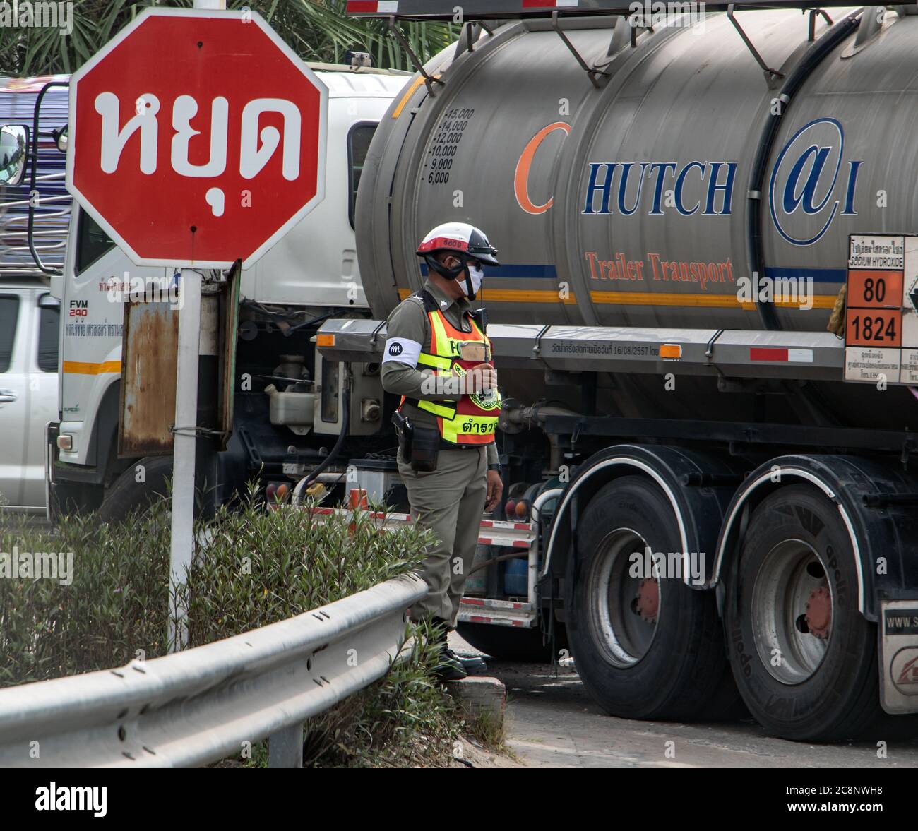 SAMUT PRAKAN, THAÏLANDE, 27 avril 2019, un agent de la circulation de diriger la circulation sur la route. Le trafic de contrôle policier au carrefour de la rue de la ville. Banque D'Images