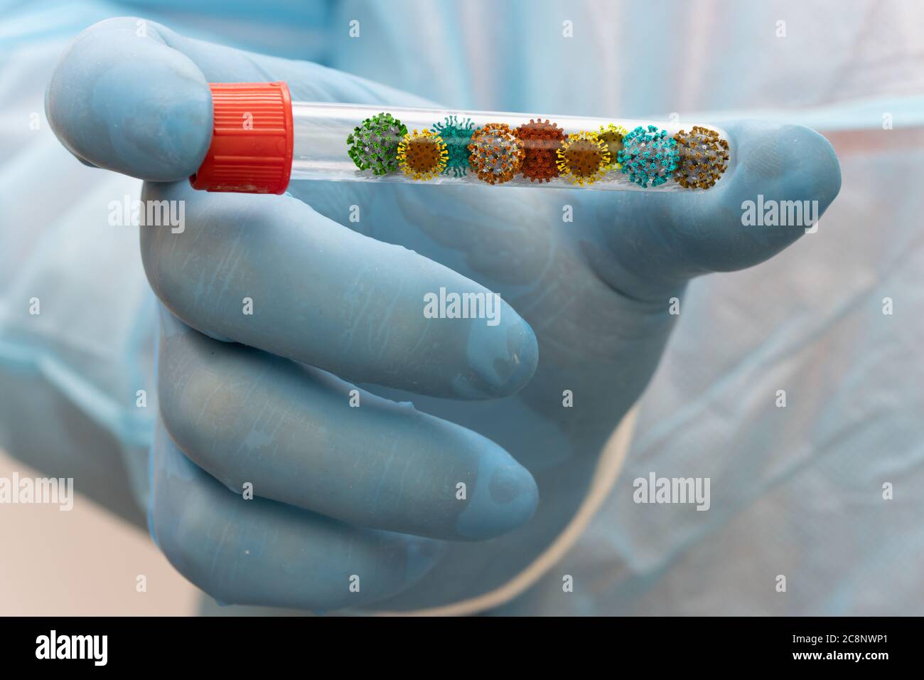 Le médecin tient le tube à essai avec une collection de virus à l'intérieur, vue macro. Recherche d'un micro-organisme dangereux. Banque D'Images