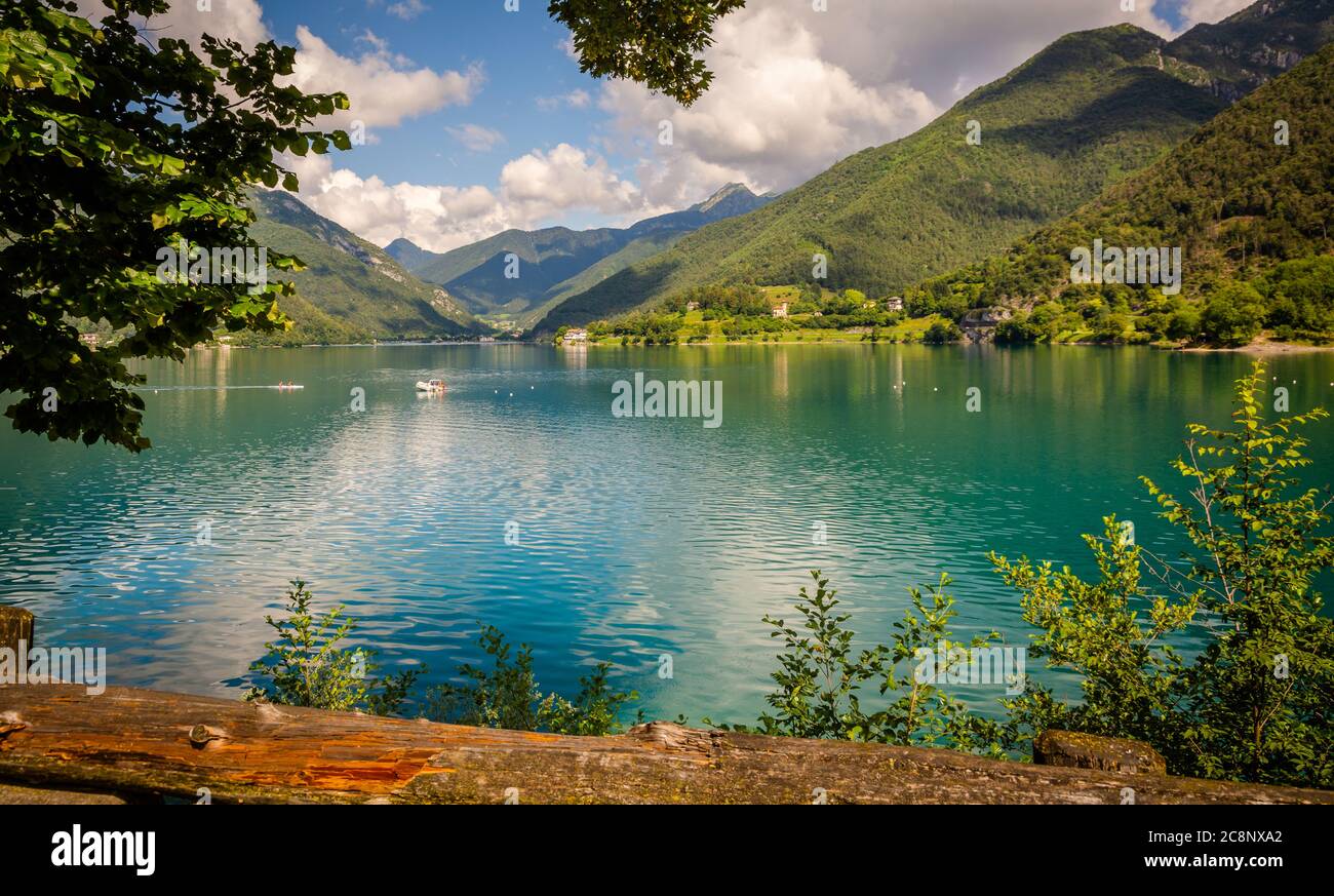 Lac de Ledro dans la vallée de Ledro, Trentin-Haut-Adige, nord de l'Italie, Europe. Ce lac est l'un des plus beaux du Trentin. Banque D'Images