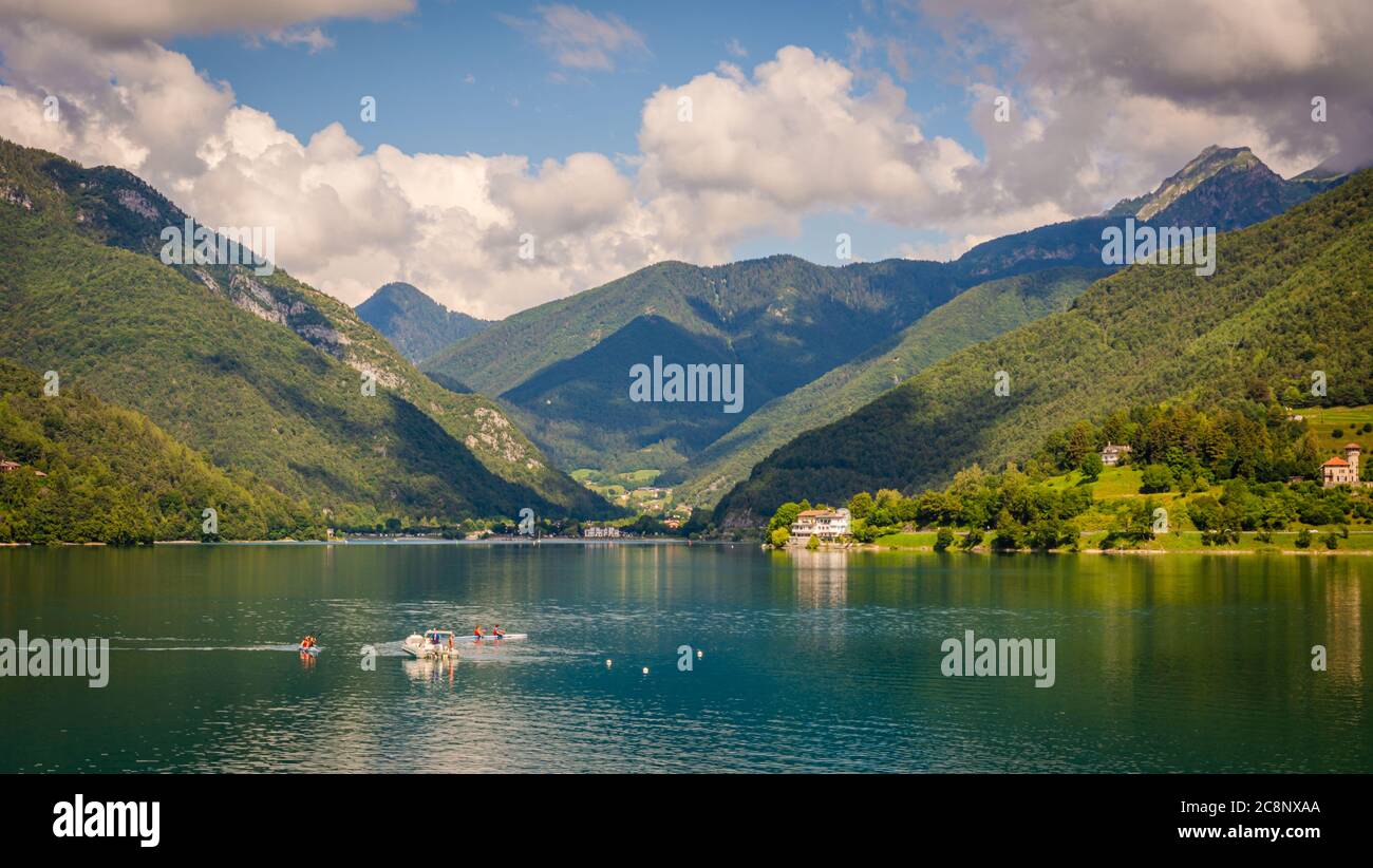 Lac de Ledro dans la vallée de Ledro, Trentin-Haut-Adige, nord de l'Italie, Europe. Ce lac est l'un des plus beaux du Trentin. Banque D'Images