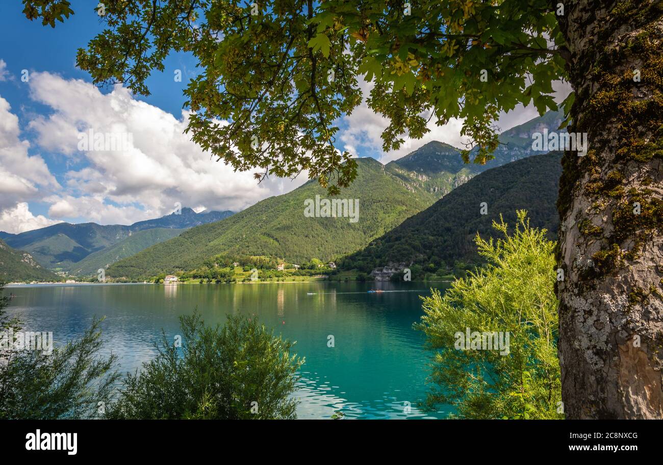 Lac de Ledro dans la vallée de Ledro, Trentin-Haut-Adige, nord de l'Italie, Europe. Ce lac est l'un des plus beaux du Trentin. Banque D'Images