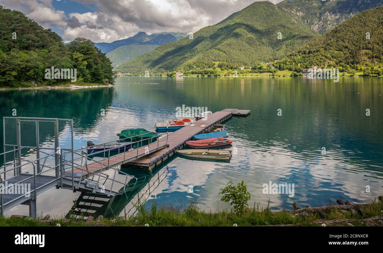 Lac de Ledro dans la vallée de Ledro, Trentin-Haut-Adige, nord de l'Italie, Europe. Ce lac est l'un des plus beaux du Trentin. Banque D'Images