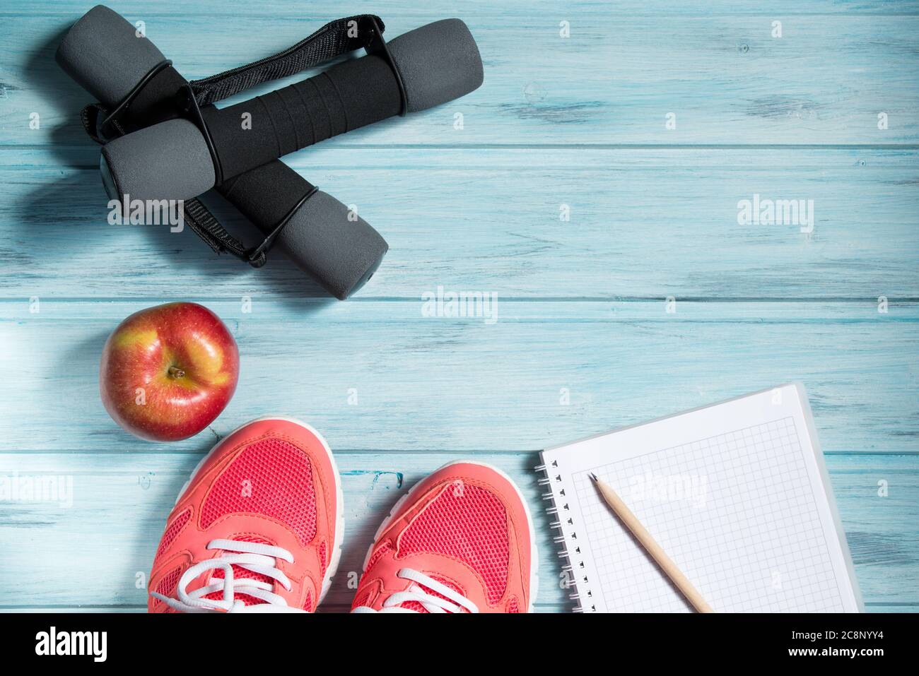 Concept fitness, baskets roses, pomme rouge, haltères et carnet avec crayon  sur fond en bois, vue du dessus Photo Stock - Alamy