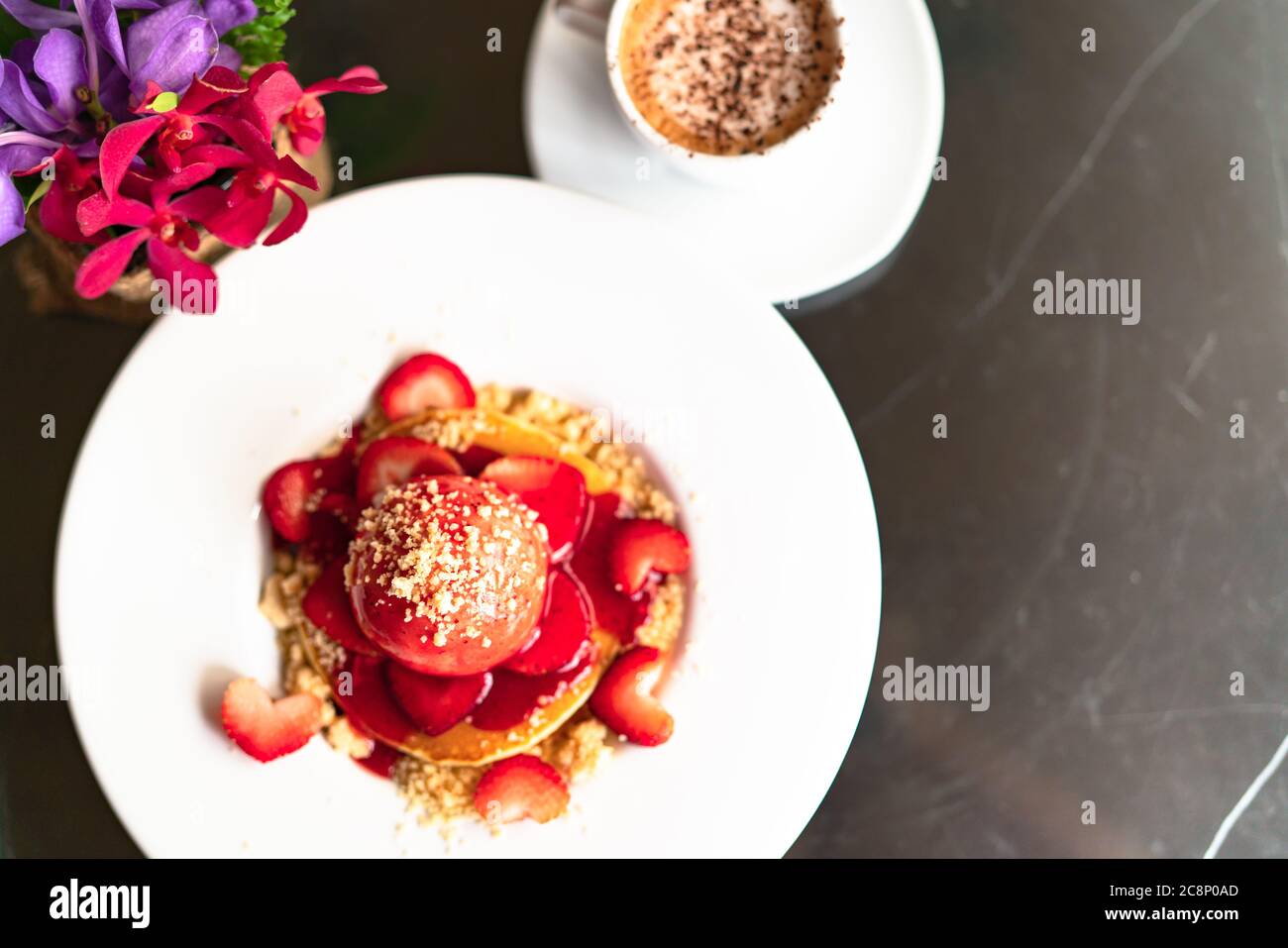 Crumble aux fraises crêpes maison fraîchement sur assiette dessert blanche Banque D'Images
