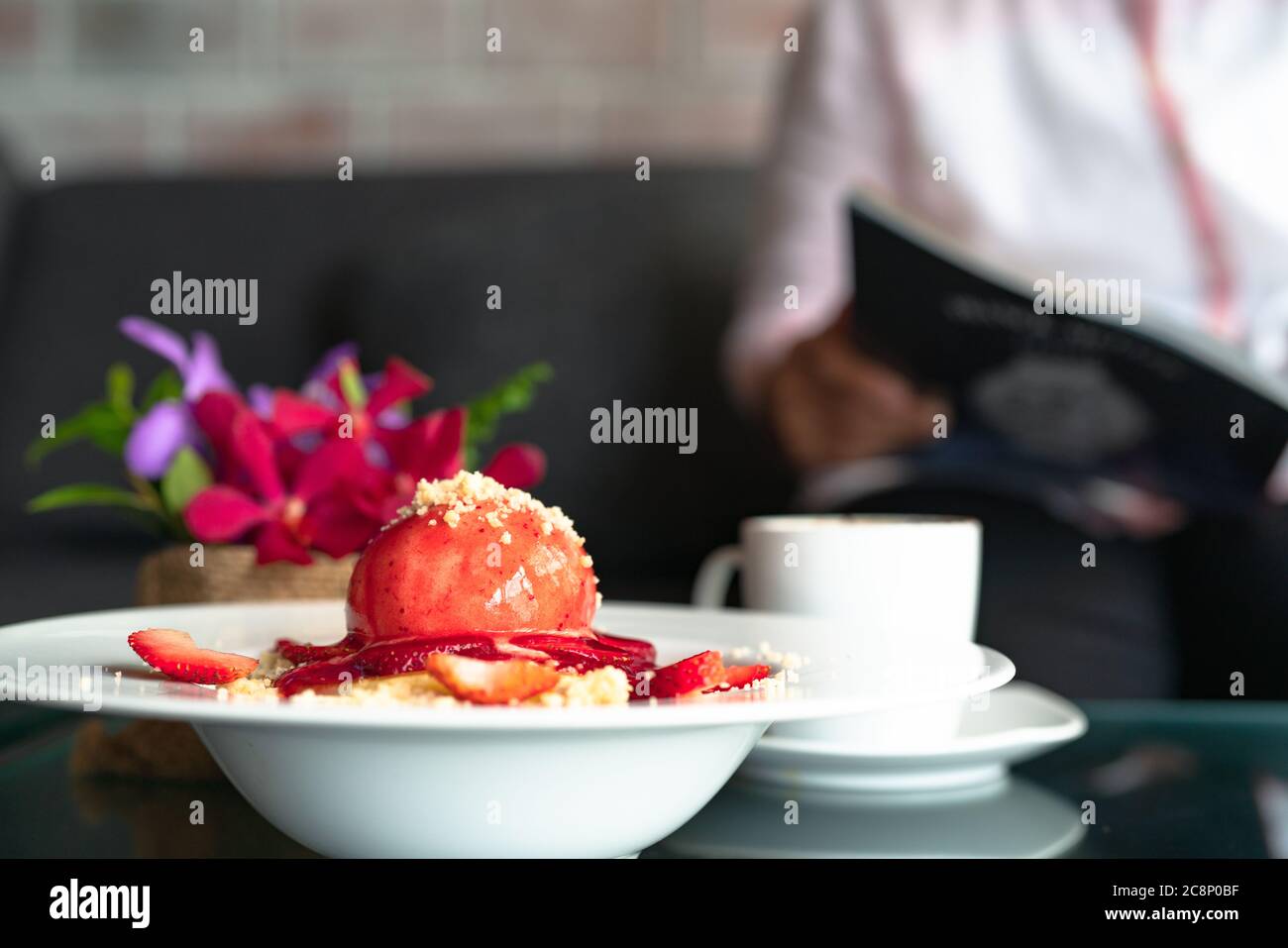Crumble aux fraises crêpes maison fraîchement sur assiette dessert blanche Banque D'Images