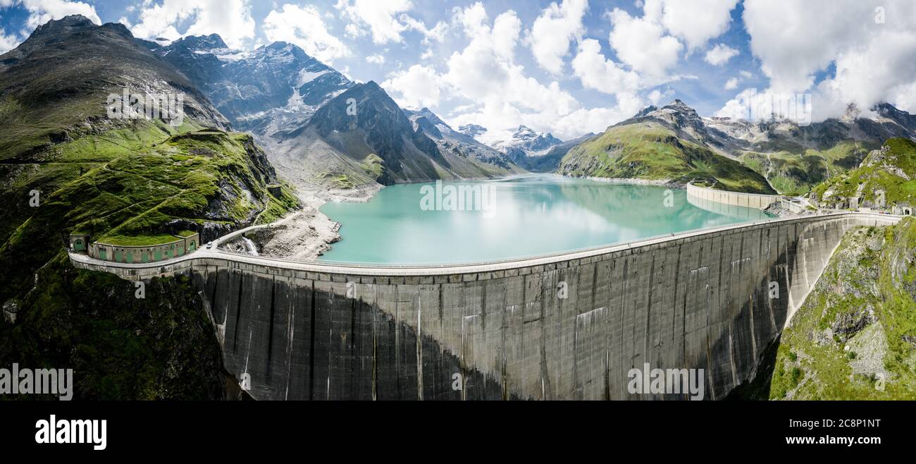 Vue aérienne du lac Mooserboden et du mur du barrage, réservoirs de haute montagne Kaprun, Salzbourg, Autriche Banque D'Images