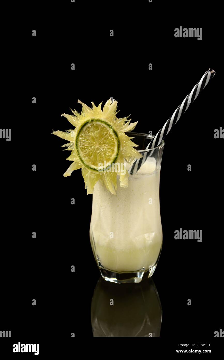 Limonade suisse photographiée sur une table en verre foncé Banque D'Images