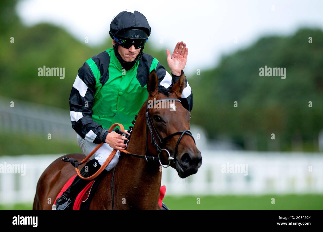 Le Jockey Thomas Greatrex célèbre au sommet de Santosha après avoir remporté les piquets de la princesse Margaret Betfred à l'hippodrome d'Ascot. Banque D'Images