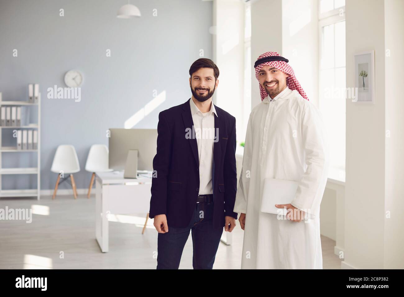 Les hommes d'affaires arabes et européens se réunissent dans un bureau moderne. Banque D'Images