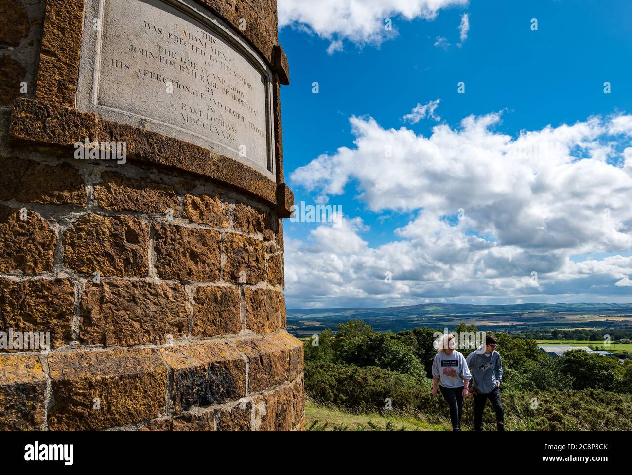 East Lothian, Écosse, Royaume-Uni, 26 juillet 2020. Météo au Royaume-Uni : soleil d'été avec vue depuis le sommet de la colline de Byres avec inscription au Monument Hopetoun. Visiteurs de la tour victorienne au sommet d'une colline Banque D'Images